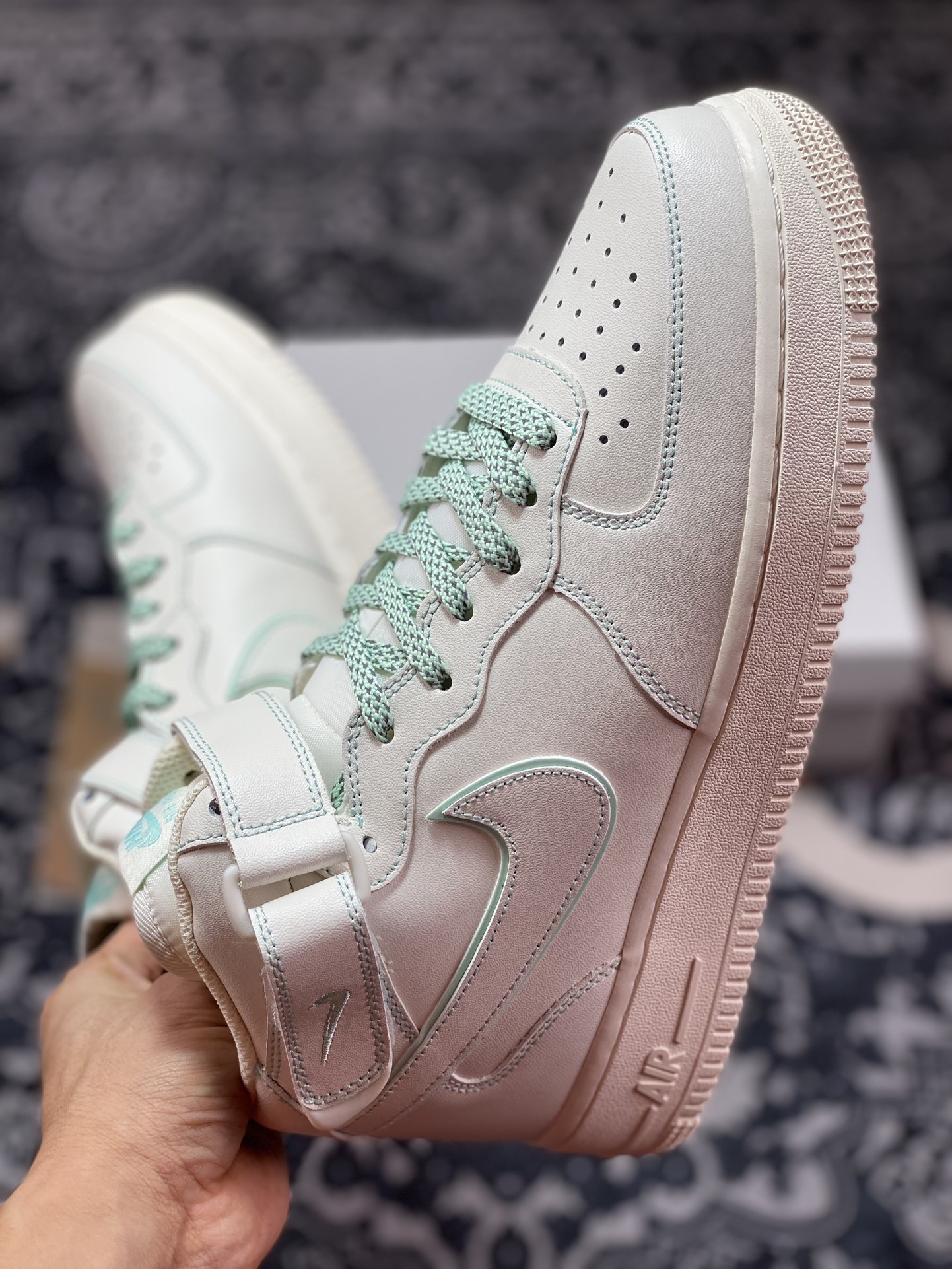 260  Air Force 1 '07 Mid 兔八哥炫绿3M BY6899-695