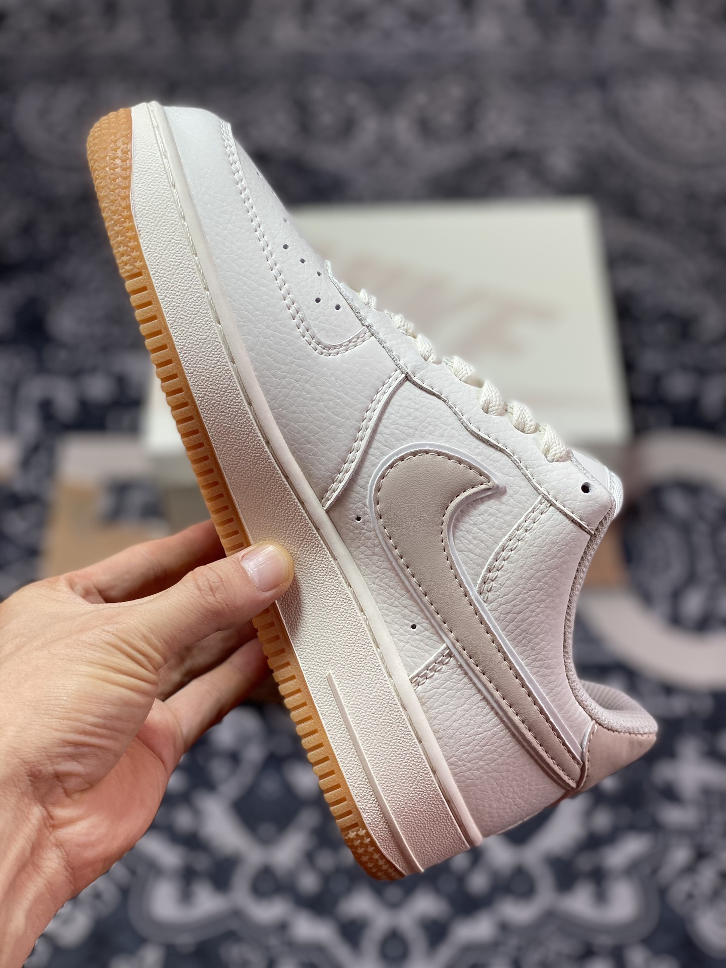 240  耐克Nike Air Force 1’07 Low”Beige/Tan/Gum”空军一号板鞋“皮革米白奶茶黄小钩”WA0531-305