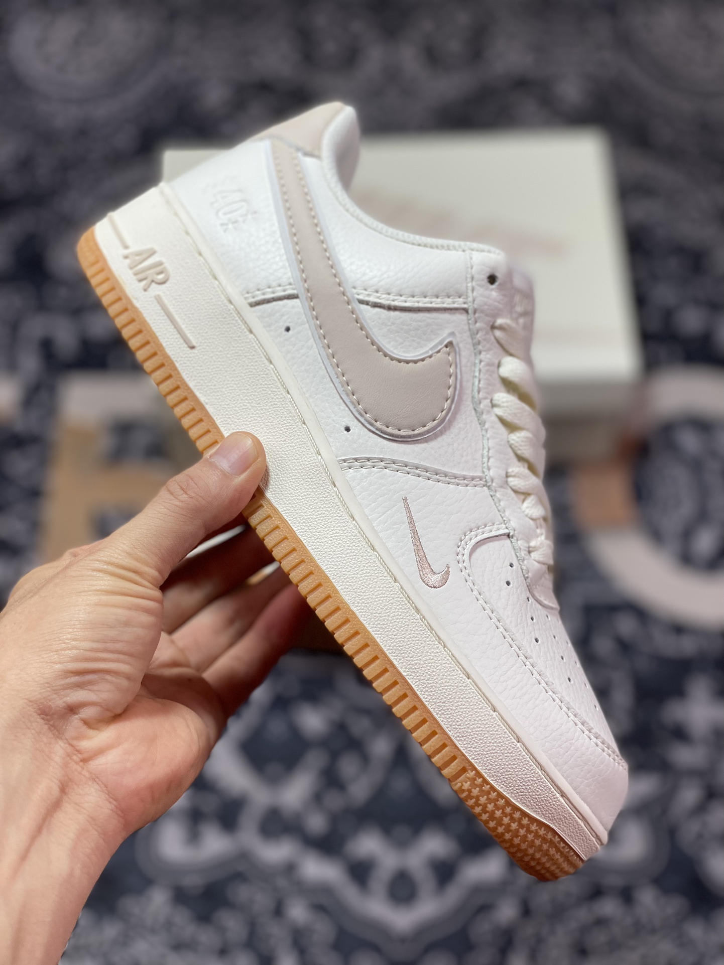 240  耐克Nike Air Force 1’07 Low”Beige/Tan/Gum”空军一号板鞋“皮革米白奶茶黄小钩”WA0531-305