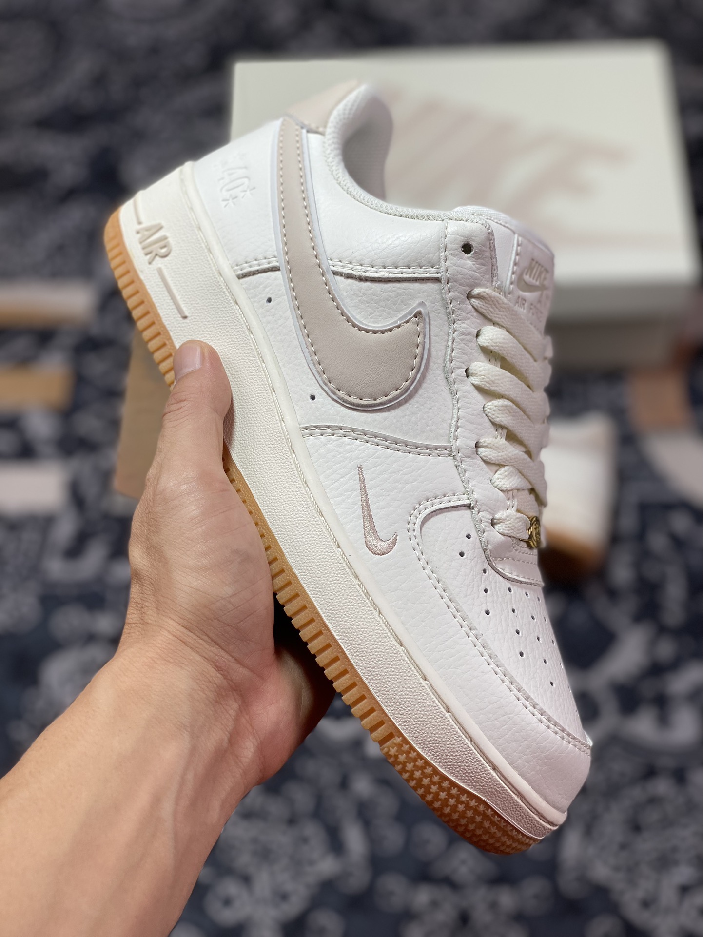 240  耐克Nike Air Force 1’07 Low”Beige/Tan/Gum”空军一号板鞋“皮革米白奶茶黄小钩”WA0531-305