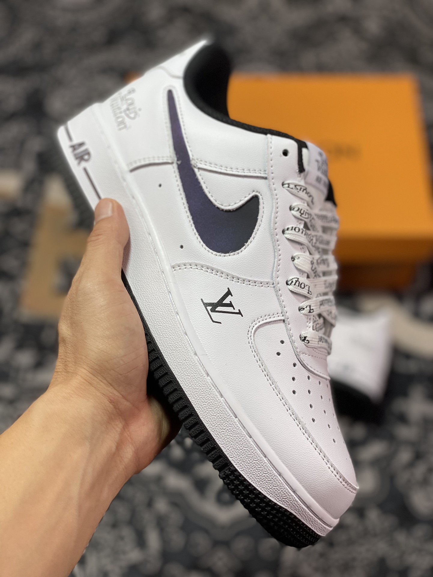 260  Louis Vuitton x Nike Air Force 1 07 LV8 Low”White/Black/LV Monogram”空军一号板鞋“皮革白黑镭射LV镂空钩子”LV1898-836