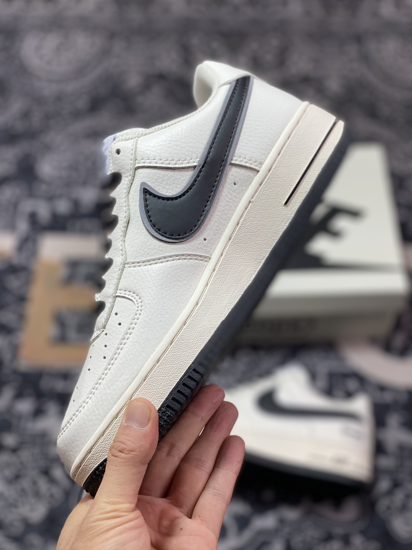 240 耐克Nike Air Force 1'07 Low EMB”Beige/Black/Hoops/Mini Swoosh”空军一号板鞋“米白黑银Hoops刺绣小钩”HP2369-002