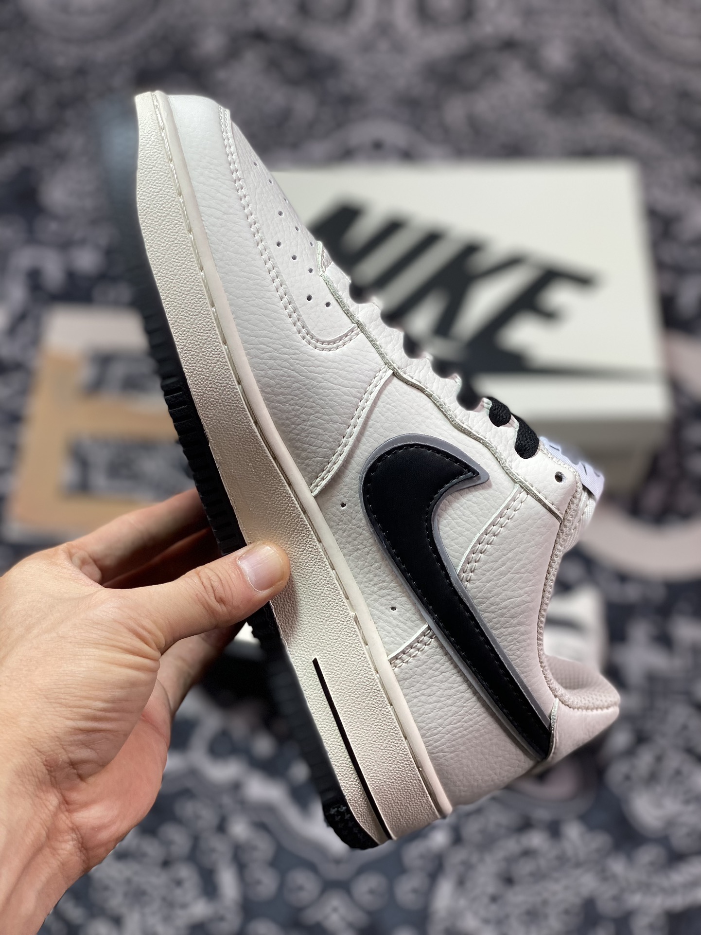 240 耐克Nike Air Force 1'07 Low EMB”Beige/Black/Hoops/Mini Swoosh”空军一号板鞋“米白黑银Hoops刺绣小钩”HP2369-002