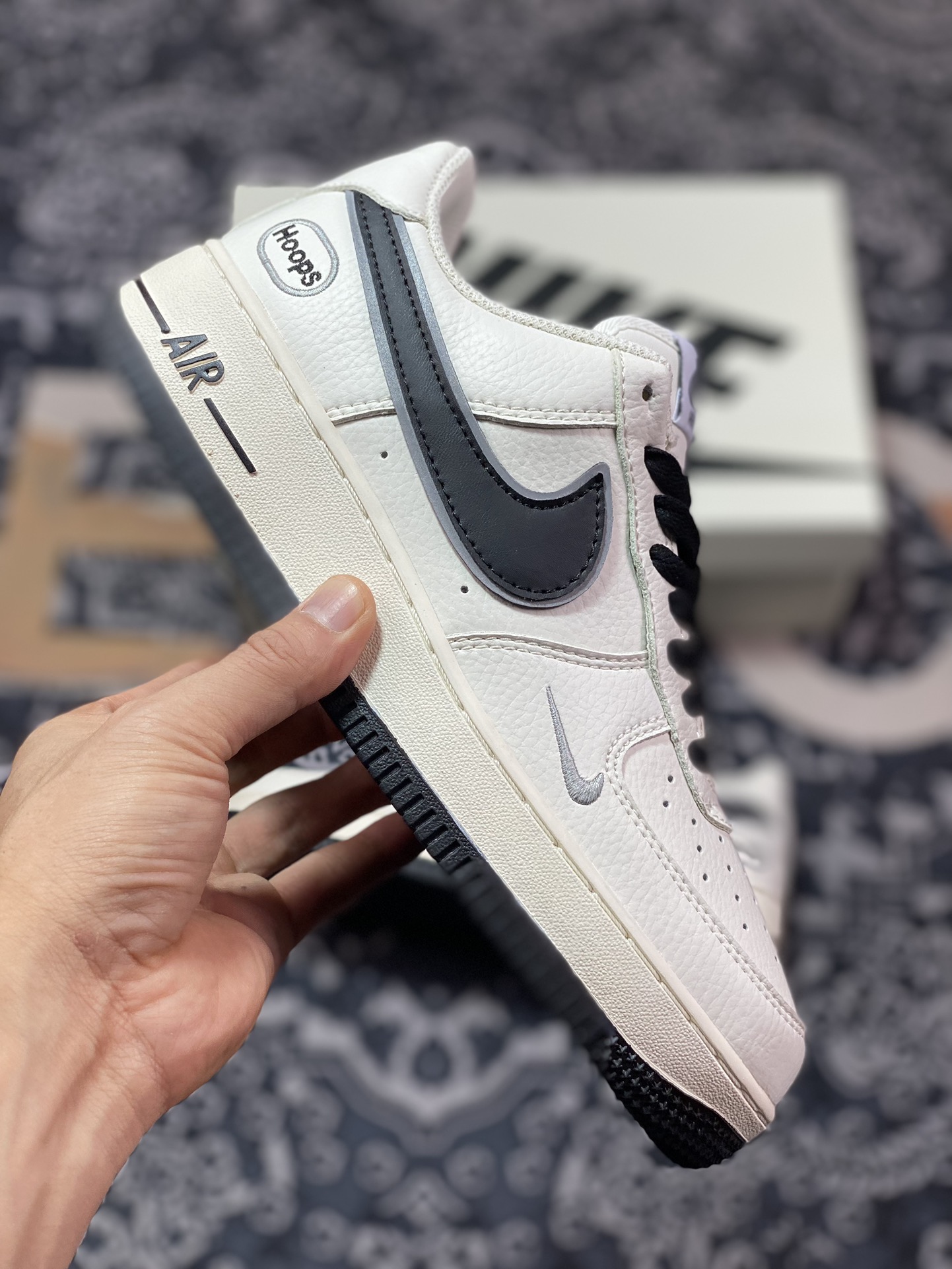 240 耐克Nike Air Force 1'07 Low EMB”Beige/Black/Hoops/Mini Swoosh”空军一号板鞋“米白黑银Hoops刺绣小钩”HP2369-002