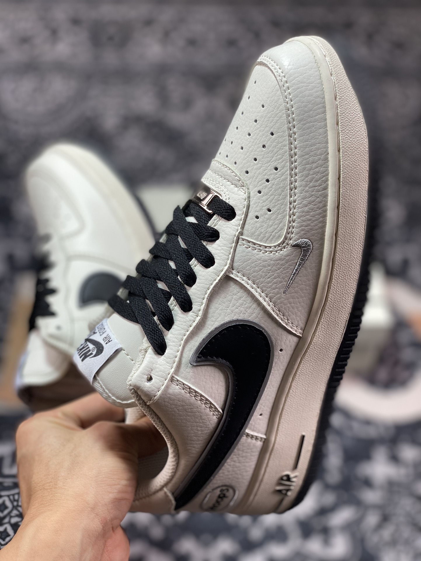 240 耐克Nike Air Force 1'07 Low EMB”Beige/Black/Hoops/Mini Swoosh”空军一号板鞋“米白黑银Hoops刺绣小钩”HP2369-002