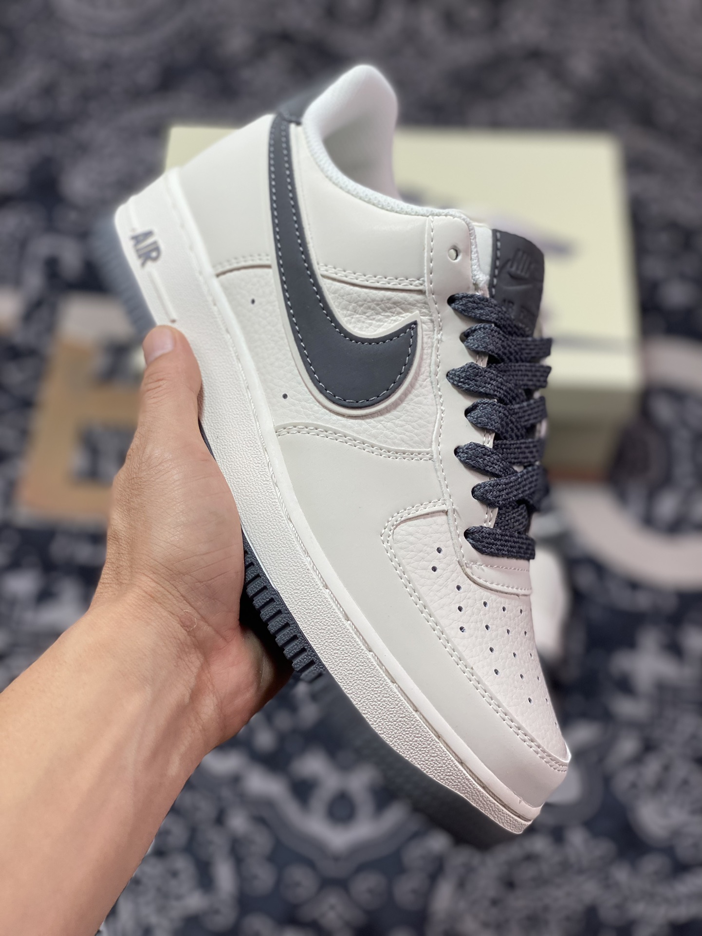 240 Nike Air Force 1’07 Low”Milk WhiteDeep Grey”空军一号经典低帮板鞋“皮革奶白暗黑反光”GL6835-013