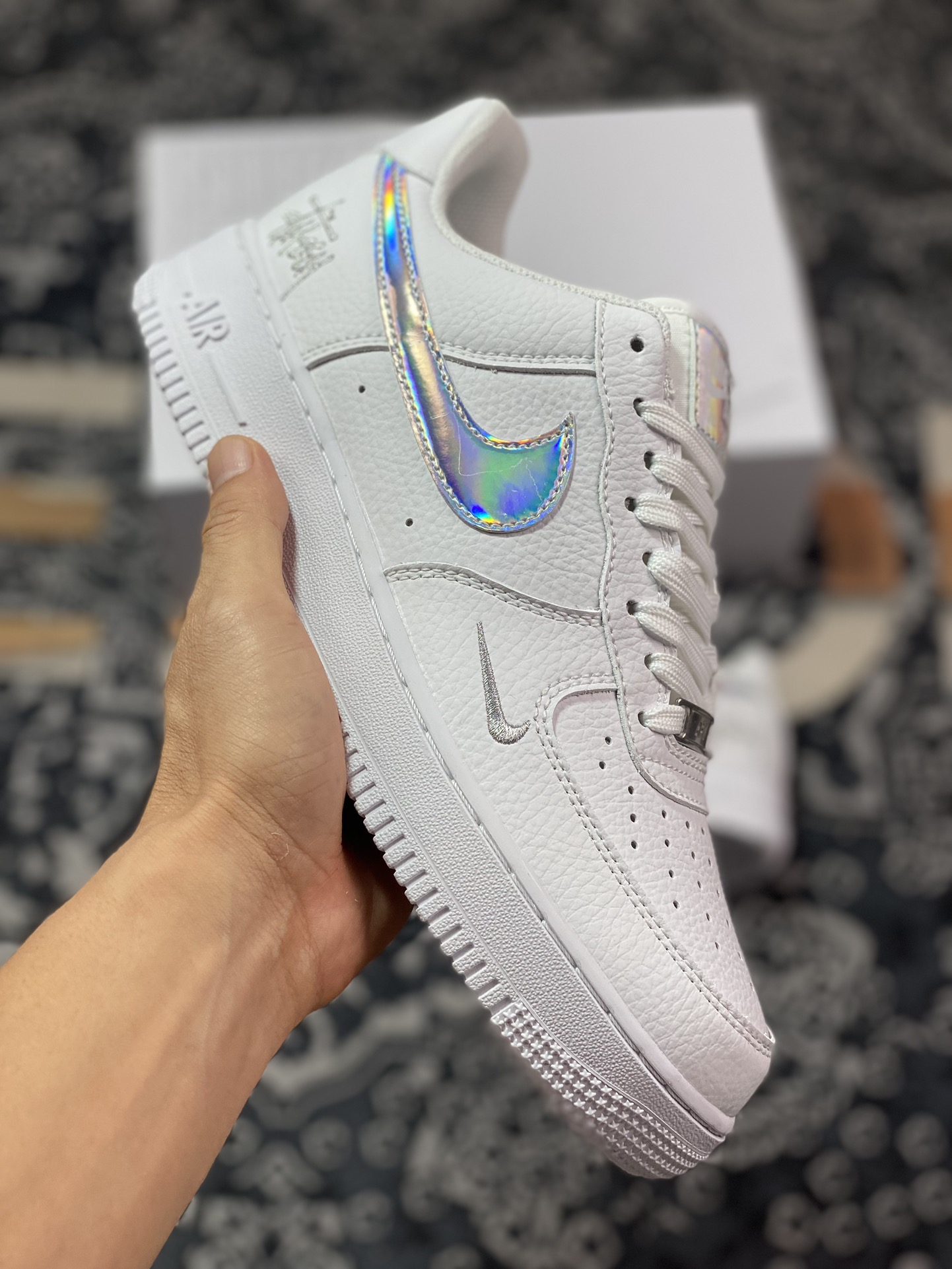 220 Stussy x Nike Air Force 1′07 Low”WhiteIridescent Pixel”空军一号板鞋“白炫彩银斯图西刺绣小钩”