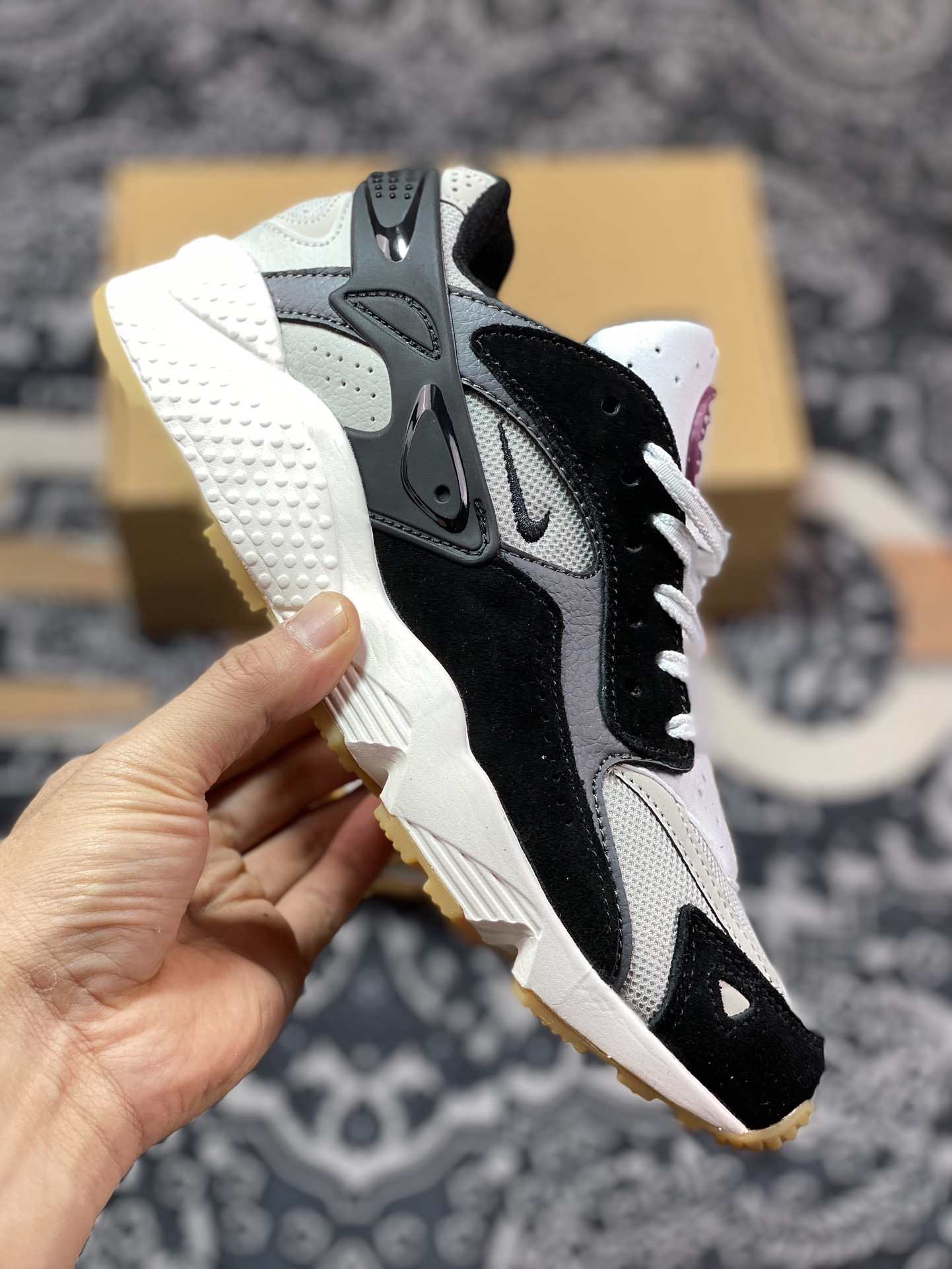 200 Nike  Air Huarache Runner 白灰黑 华莱士复古休闲运动鞋 FJ0709-001