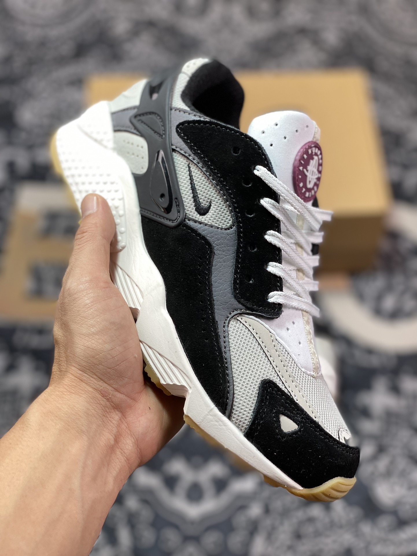 200 Nike  Air Huarache Runner 白灰黑 华莱士复古休闲运动鞋 FJ0709-001