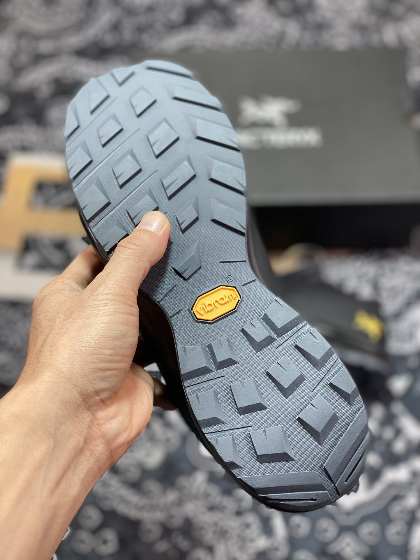 280 Arc'teryx Aerios FL GTX 系列多功能攀登轻运动鞋“黑金LOGO”071244-400242