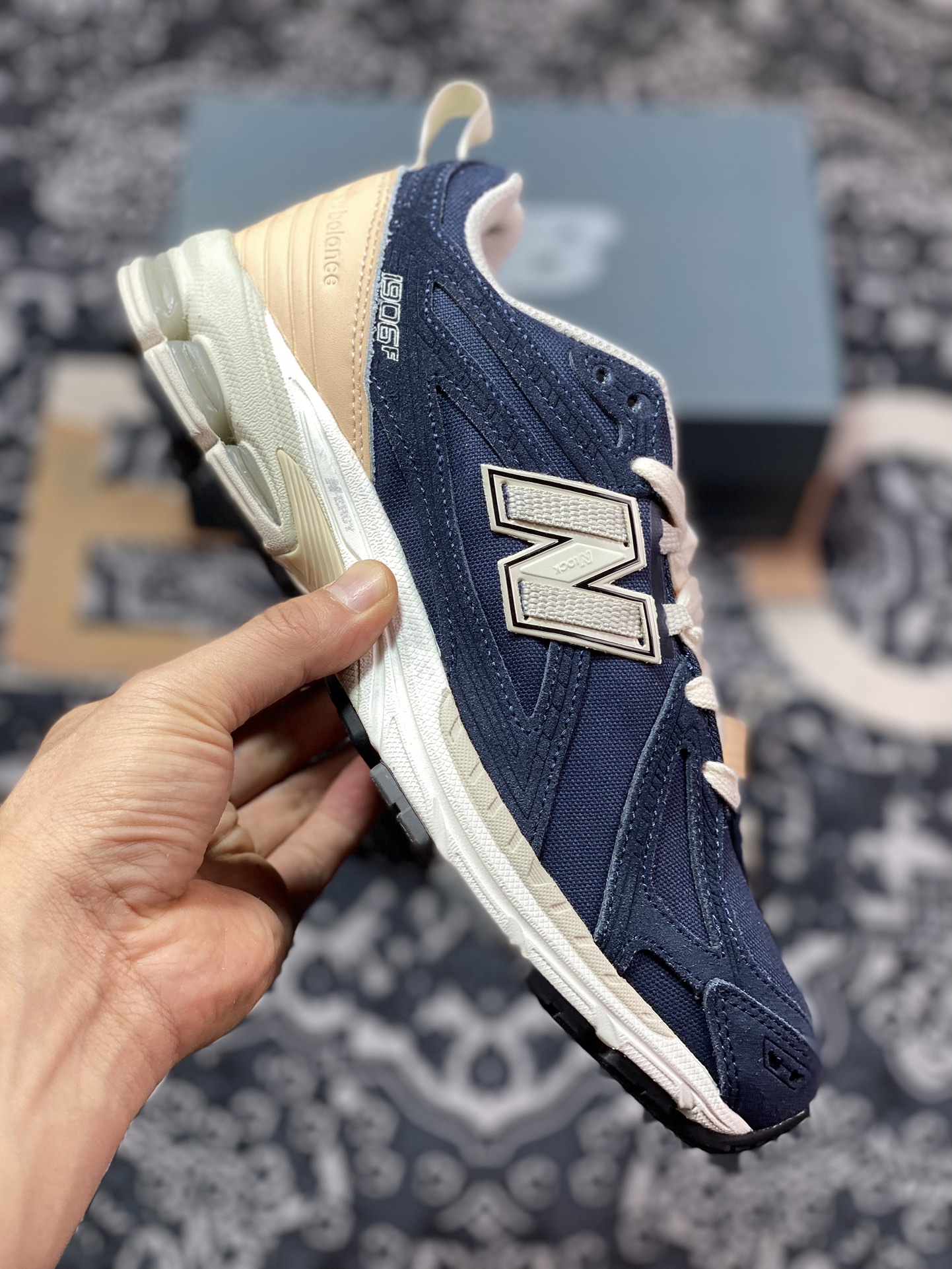 240 New Balance M1906R系列低帮复古老爹慢跑鞋“藏蓝杏仁茶黄”M1906FB