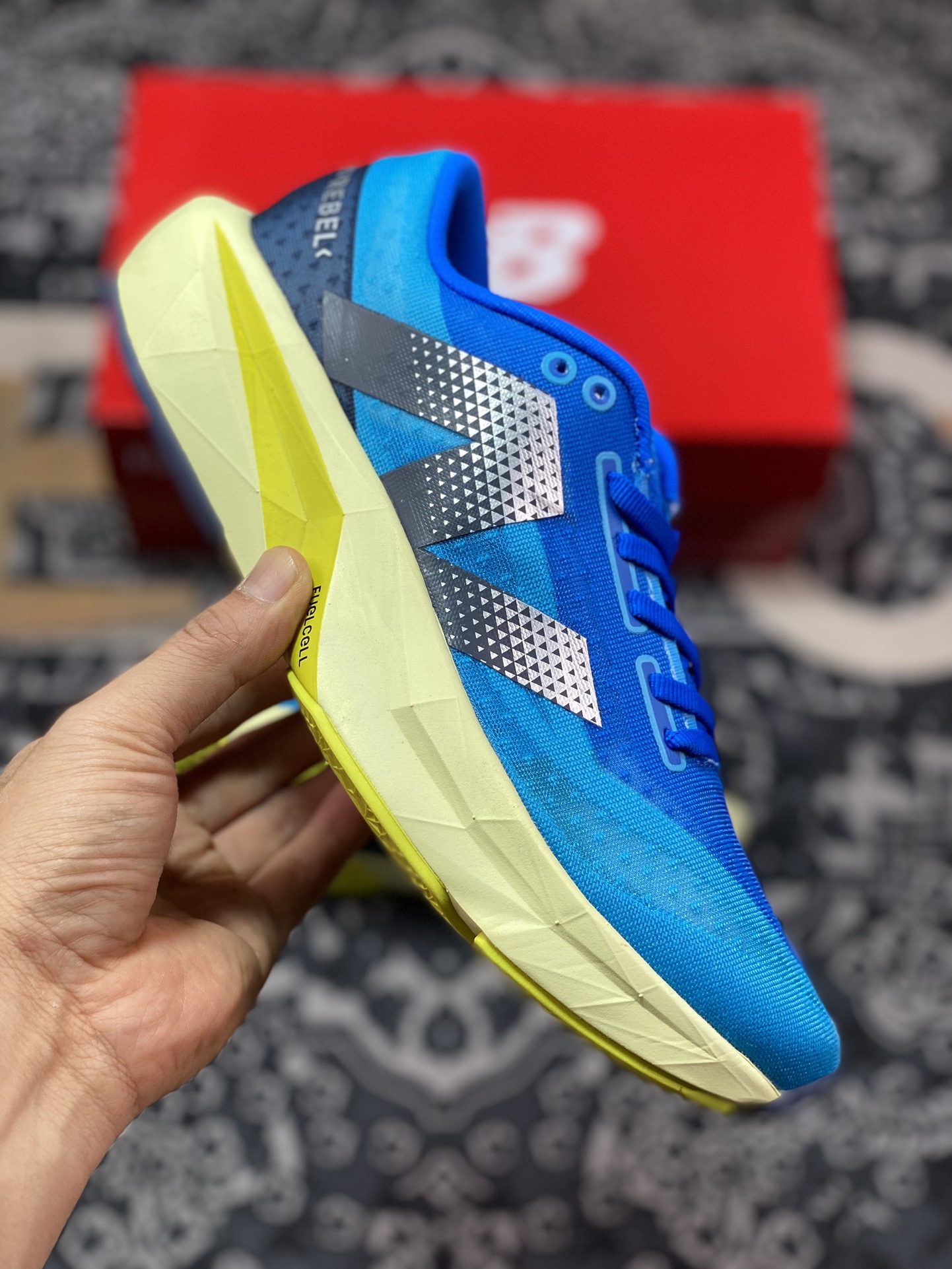 220 New Balance FuelCell SuperComp Trainer V2 慢跑鞋“网纱宝蓝黄渐变”MRCXBE4