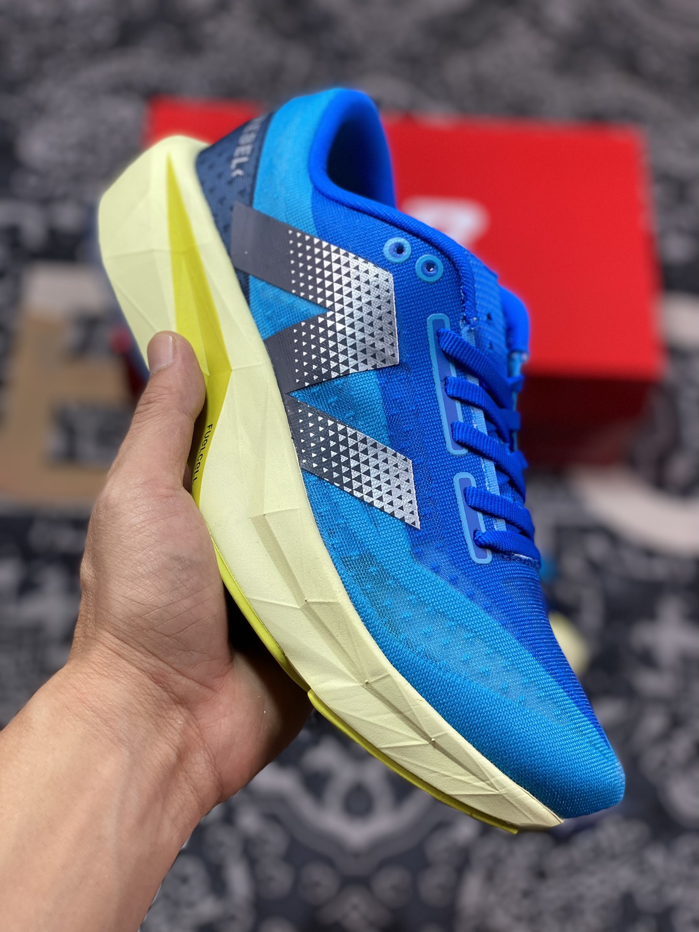 220 New Balance FuelCell SuperComp Trainer V2 慢跑鞋“网纱宝蓝黄渐变”MRCXBE4