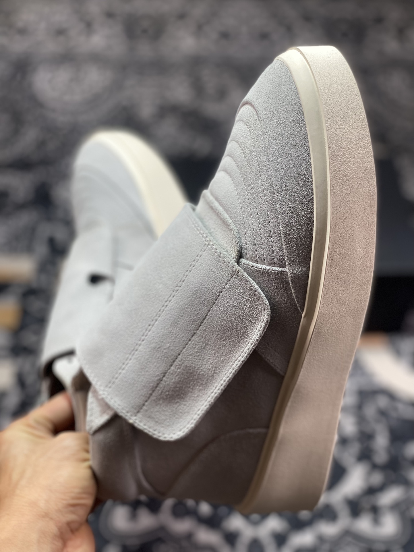 380 Fear of God Skate Mid Suede Sneaker 滑板系列中帮板鞋“石墨灰米白”6F19 7001 SUE 057