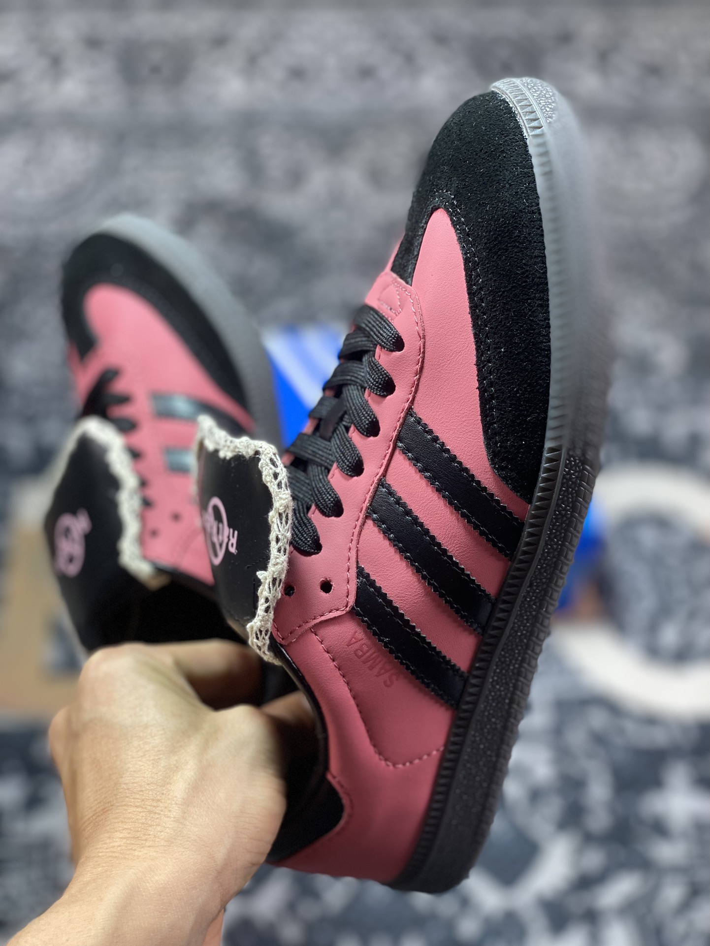 150 Adidas Originals Samba Classic OG 桑巴舞经典板鞋“野蔷薇黑玫粉鞋舌”IG1024