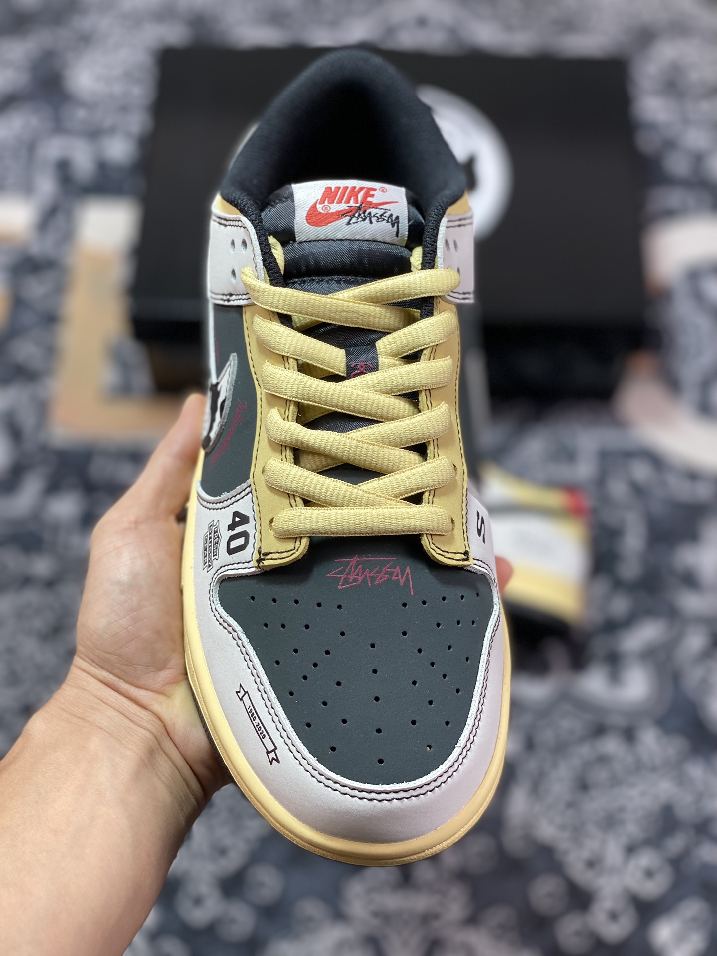 300 Stussy x Nike By You SB Dunk Low Retro SP扣篮板鞋“黑白斯图西涂鸦8号球氧化黄”ST6636-002