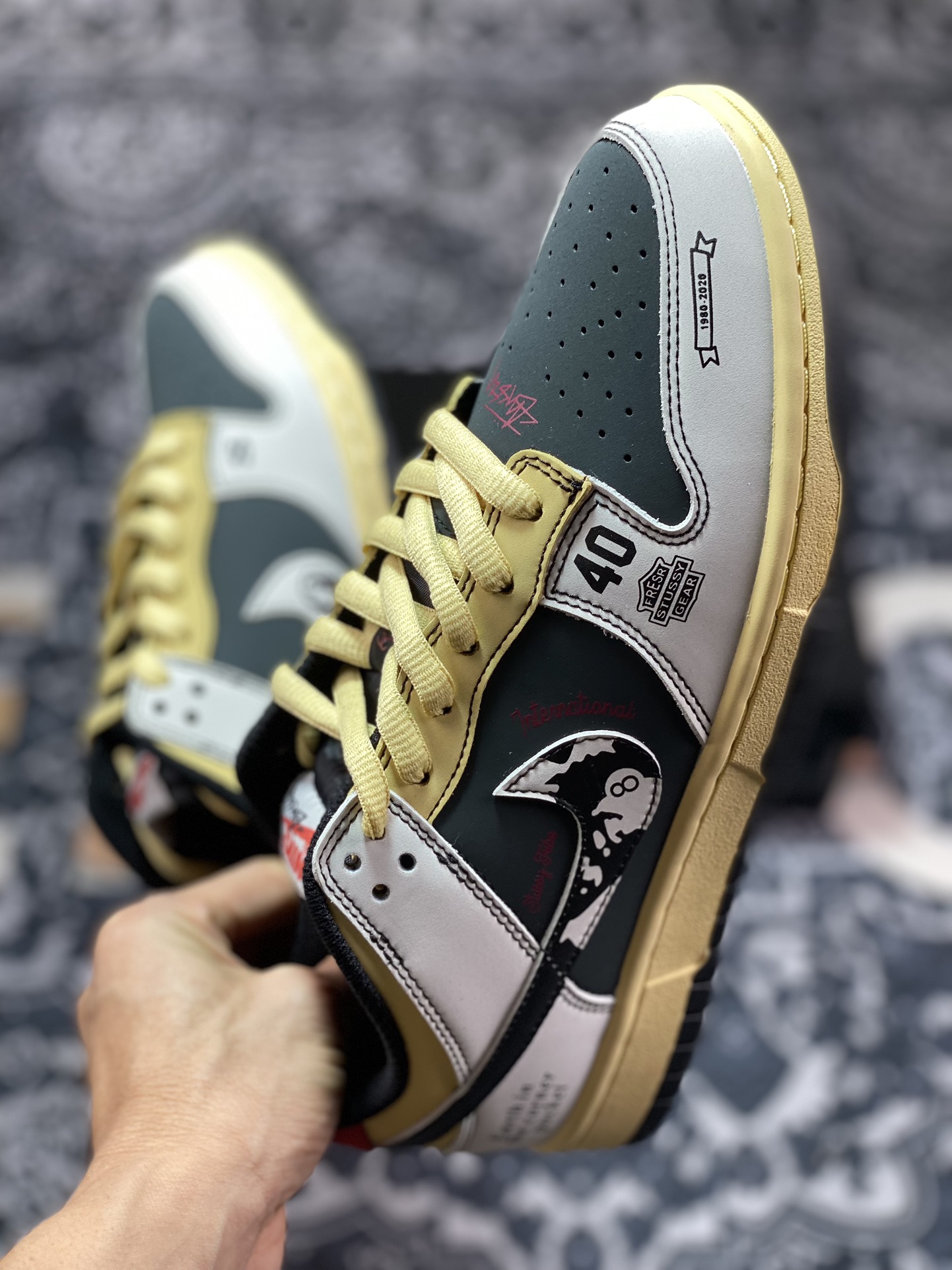 300 Stussy x Nike By You SB Dunk Low Retro SP扣篮板鞋“黑白斯图西涂鸦8号球氧化黄”ST6636-002