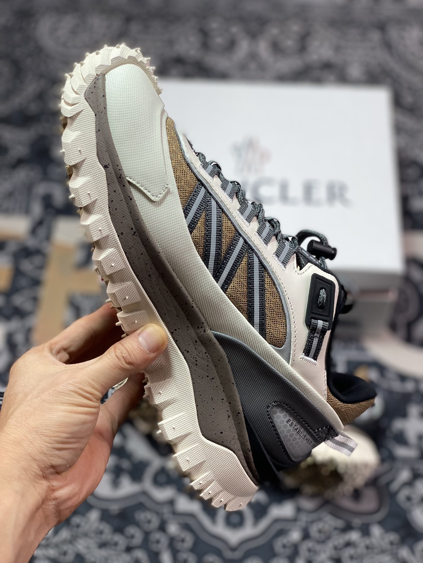 560 Moncler Trailgrip Gore-Tex 越野旅行系列低帮厚底轻量运动鞋“奶白卡其灰”H209A4M00260M1508230