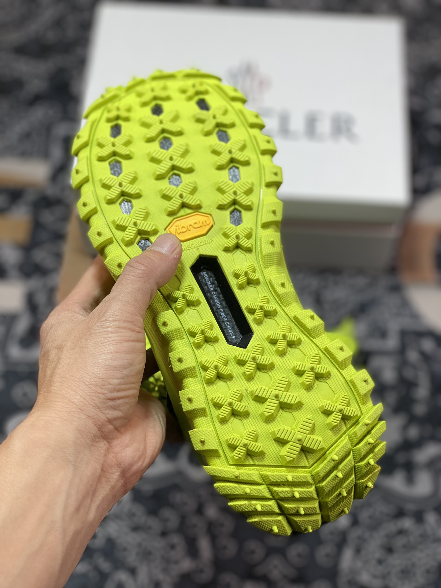 560 Moncler Trailgrip Gore-Tex 越野旅行系列低帮运动鞋“荧光黄黑”I109A4M00260M2670N11