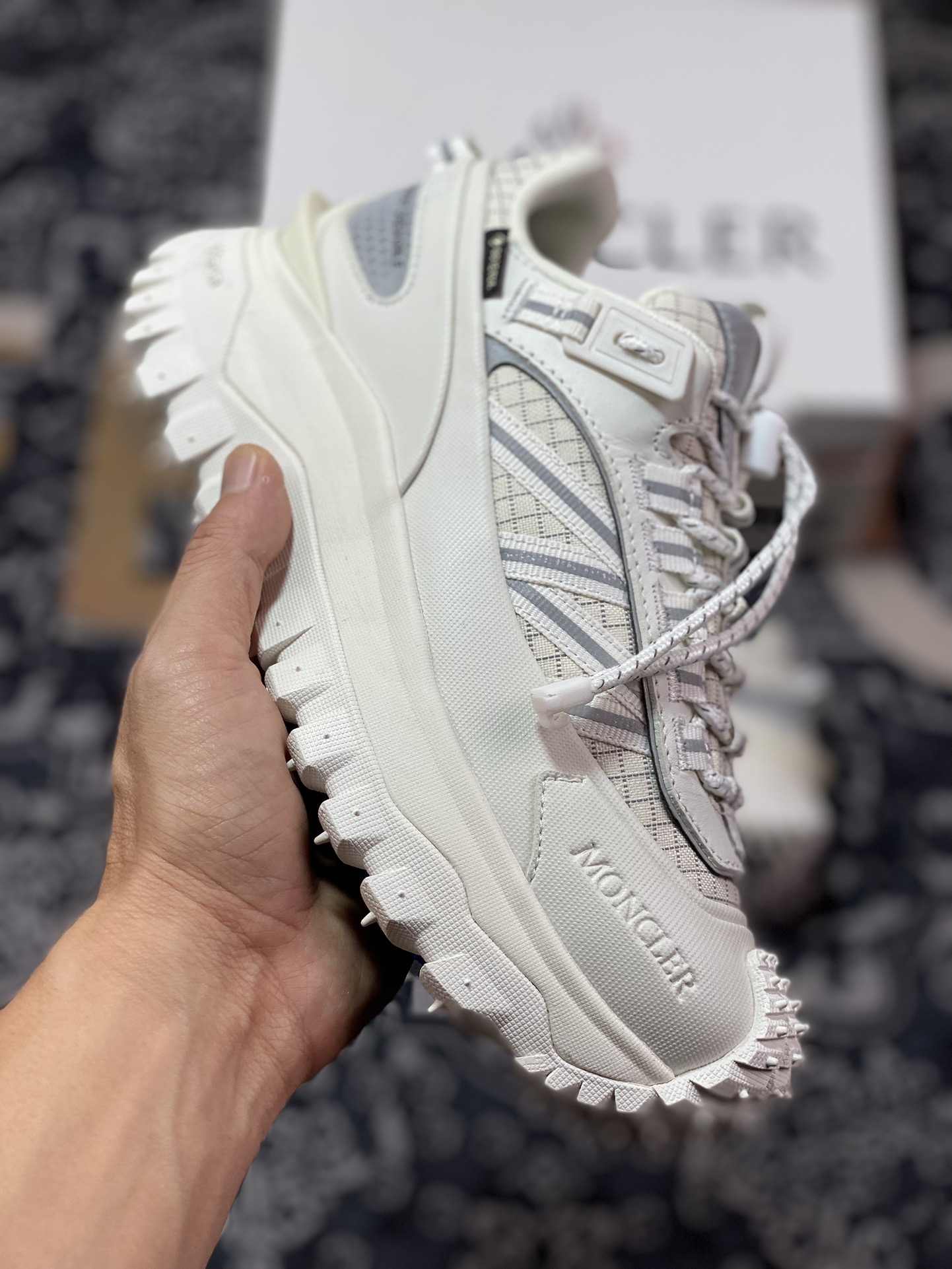 D2470   Moncler Trailgrip Gore-Tex 越野旅行系列低帮运动鞋“米白银” I109A4M00350M2058014