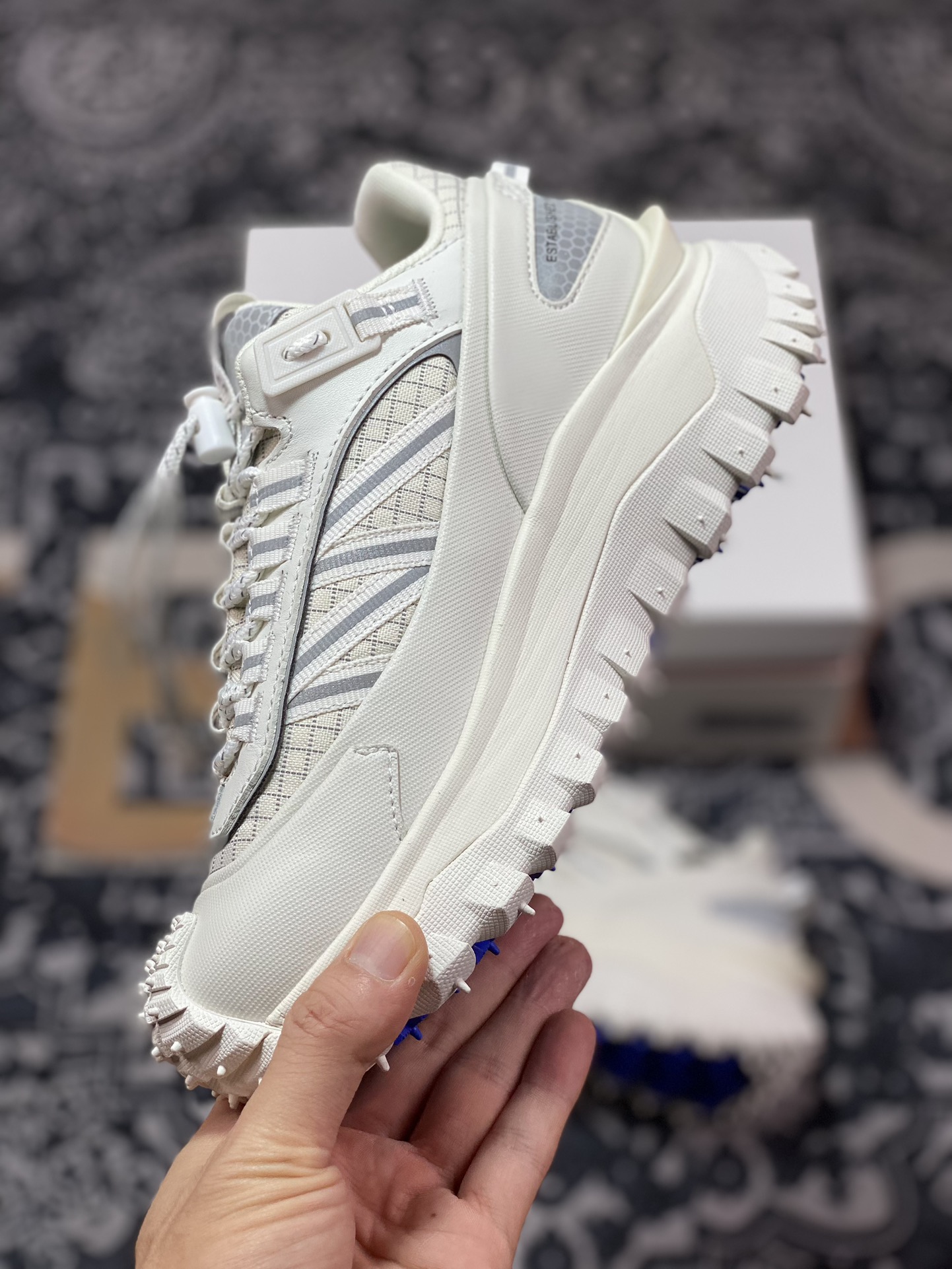 D2470   Moncler Trailgrip Gore-Tex 越野旅行系列低帮运动鞋“米白银” I109A4M00350M2058014