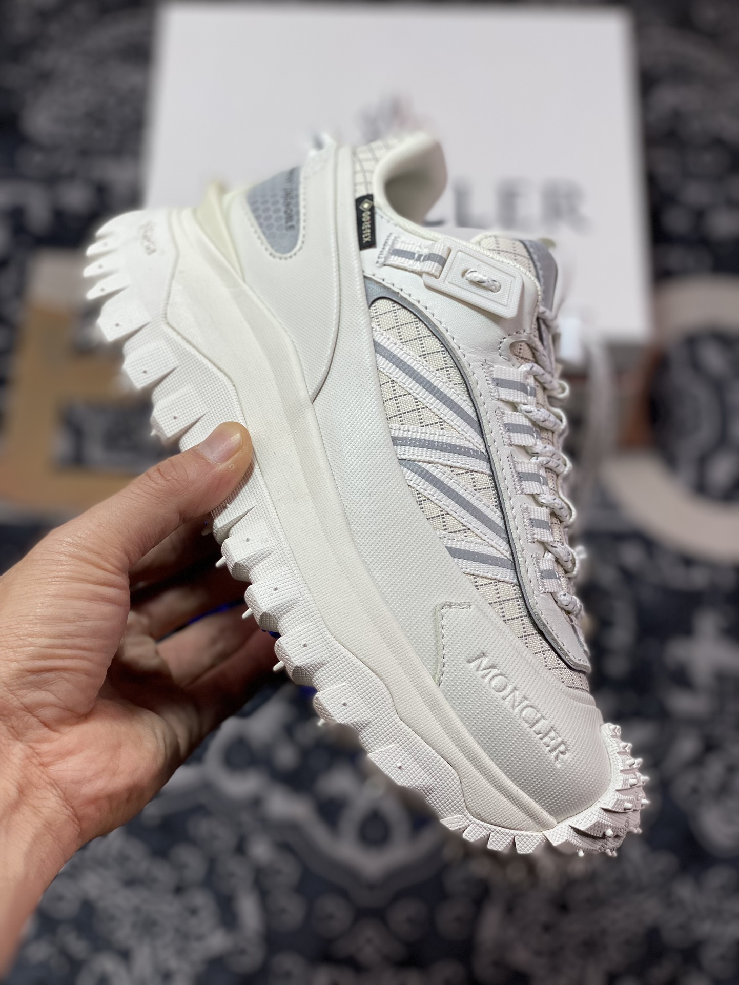D2470   Moncler Trailgrip Gore-Tex 越野旅行系列低帮运动鞋“米白银” I109A4M00350M2058014