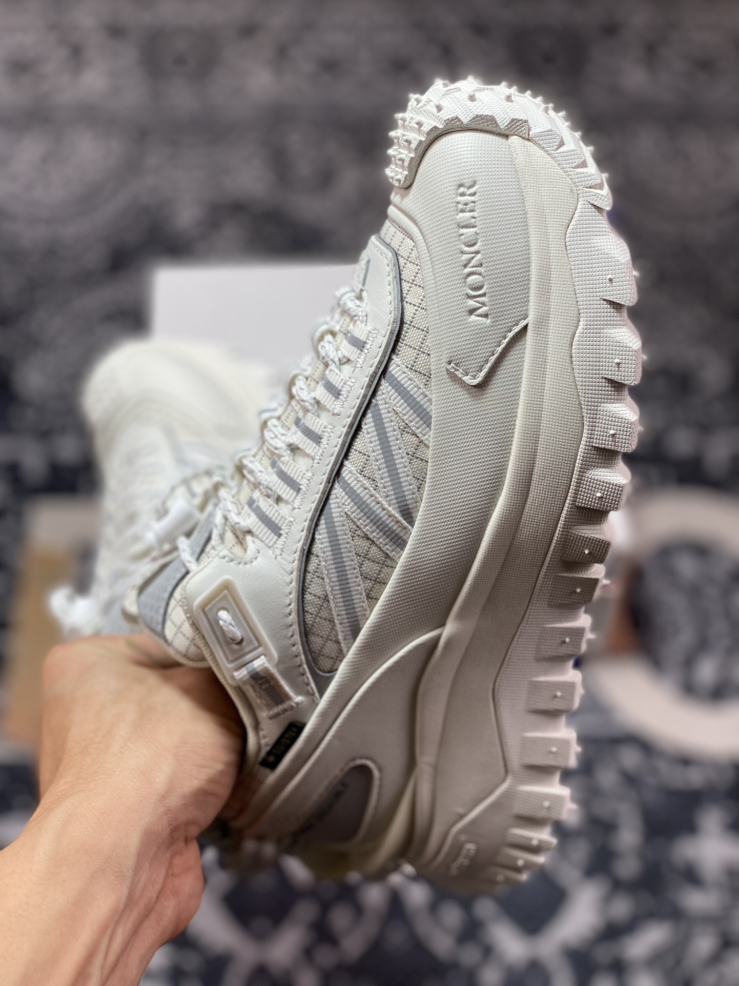 D2470   Moncler Trailgrip Gore-Tex 越野旅行系列低帮运动鞋“米白银” I109A4M00350M2058014