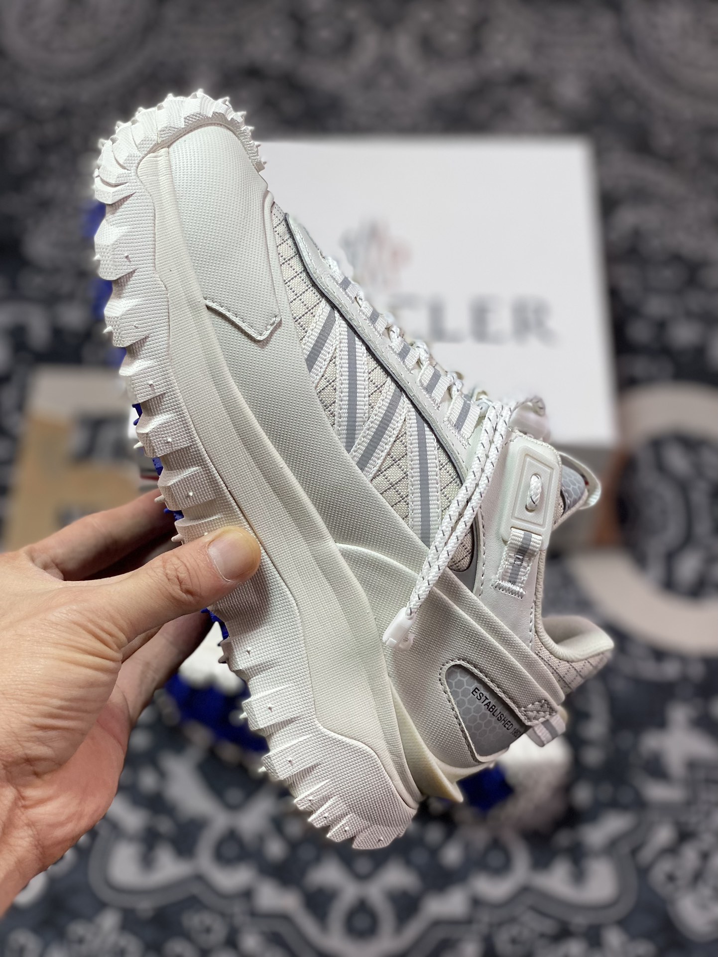 D2470   Moncler Trailgrip Gore-Tex 越野旅行系列低帮运动鞋“米白银” I109A4M00350M2058014