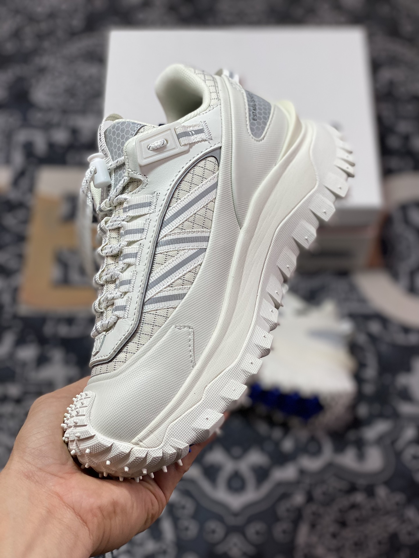 D2470   Moncler Trailgrip Gore-Tex 越野旅行系列低帮运动鞋“米白银” I109A4M00350M2058014