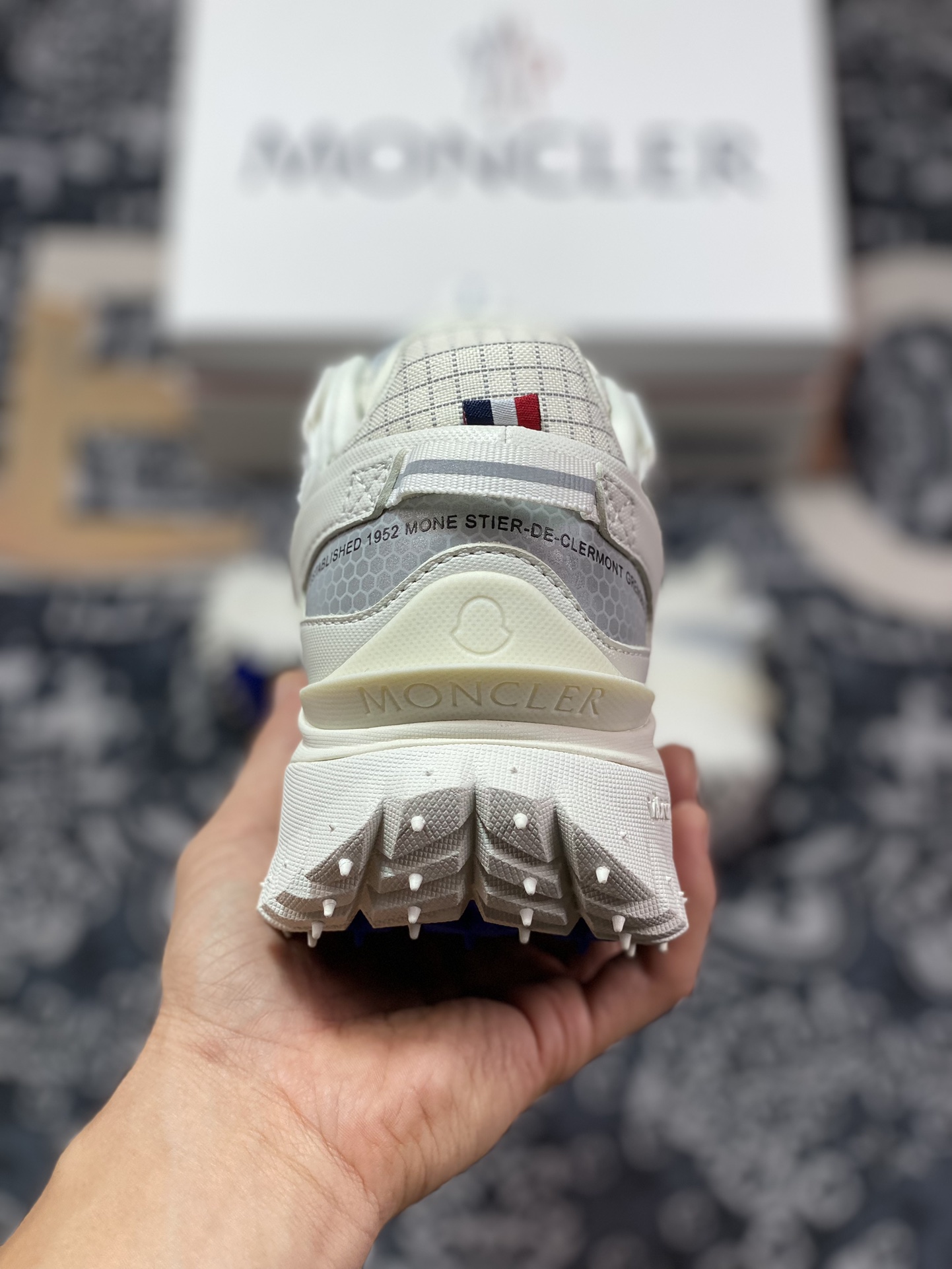 D2470   Moncler Trailgrip Gore-Tex 越野旅行系列低帮运动鞋“米白银” I109A4M00350M2058014