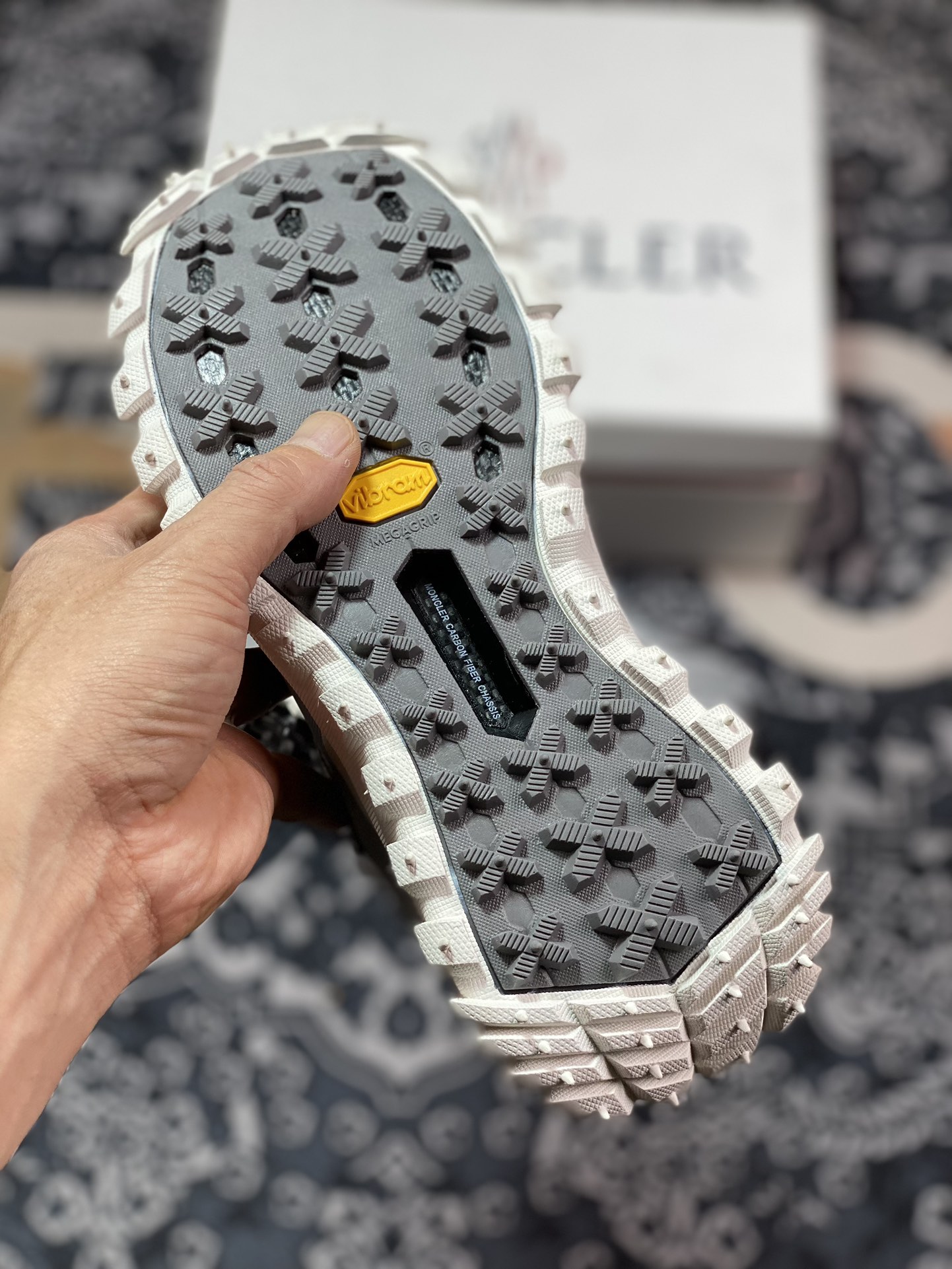 560 Moncler Trailgrip Gore-Tex 越野旅行系列低帮运动鞋“水泥深灰反光”H209A4M00260M2962900