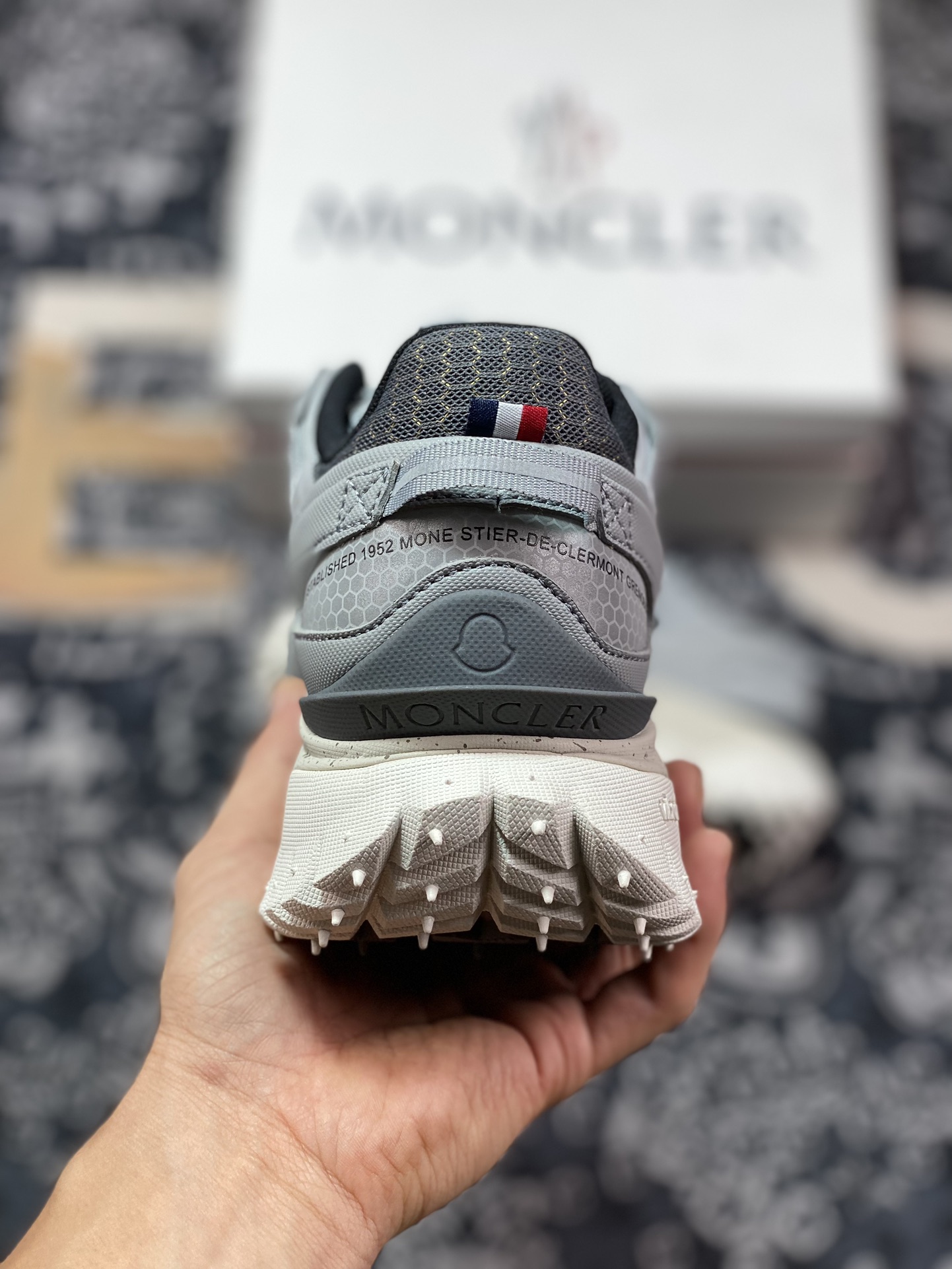 560 Moncler Trailgrip Gore-Tex 越野旅行系列低帮运动鞋“水泥深灰反光”H209A4M00260M2962900