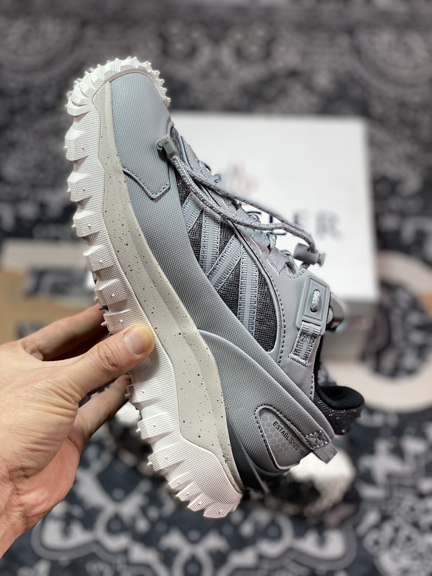 560 Moncler Trailgrip Gore-Tex 越野旅行系列低帮运动鞋“水泥深灰反光”H209A4M00260M2962900