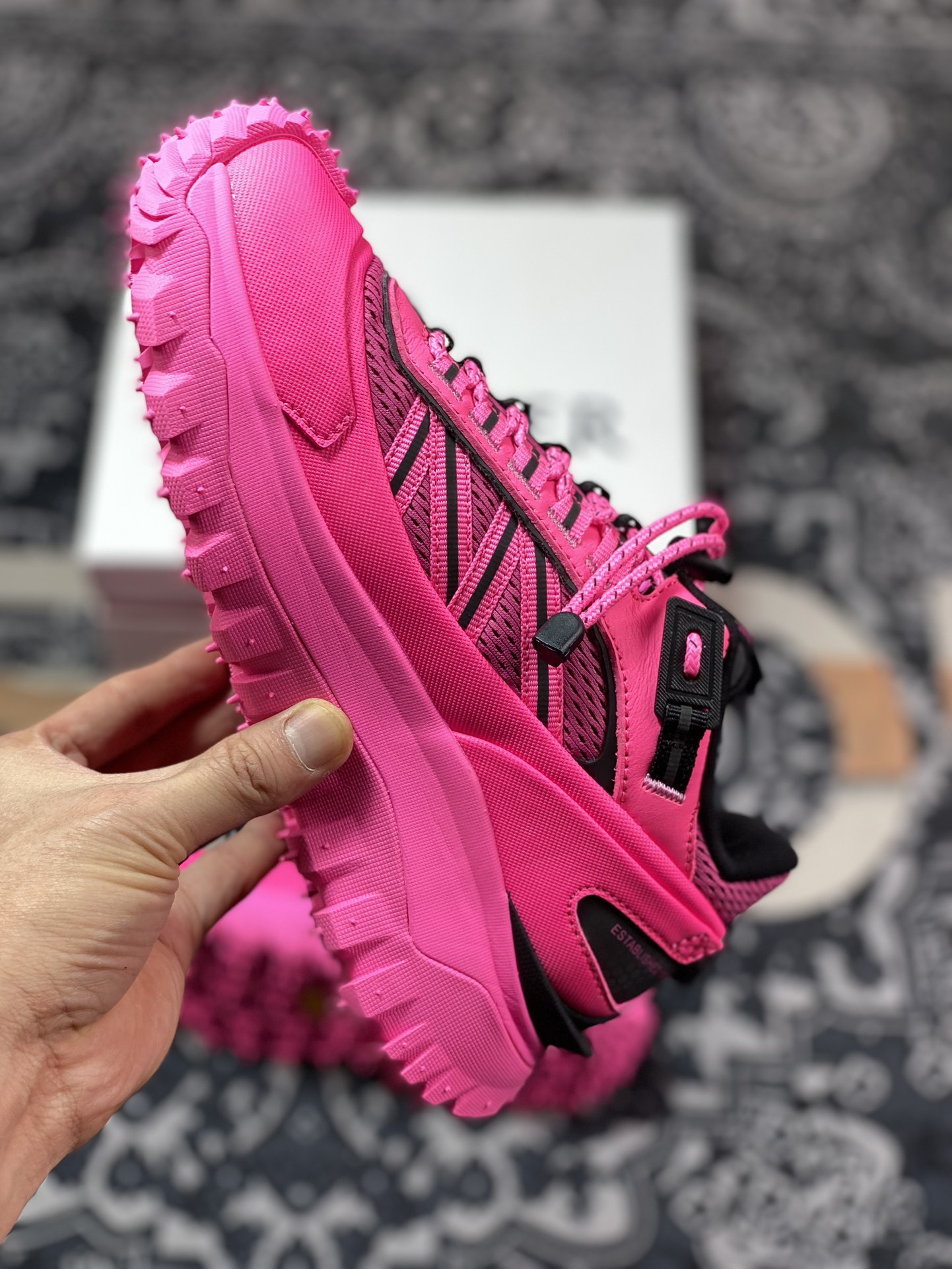 560 Moncler Trailgrip Gore-Tex 越野旅行系列低帮运动鞋“荧光骚粉黑”4M00010M2670FUCSIA