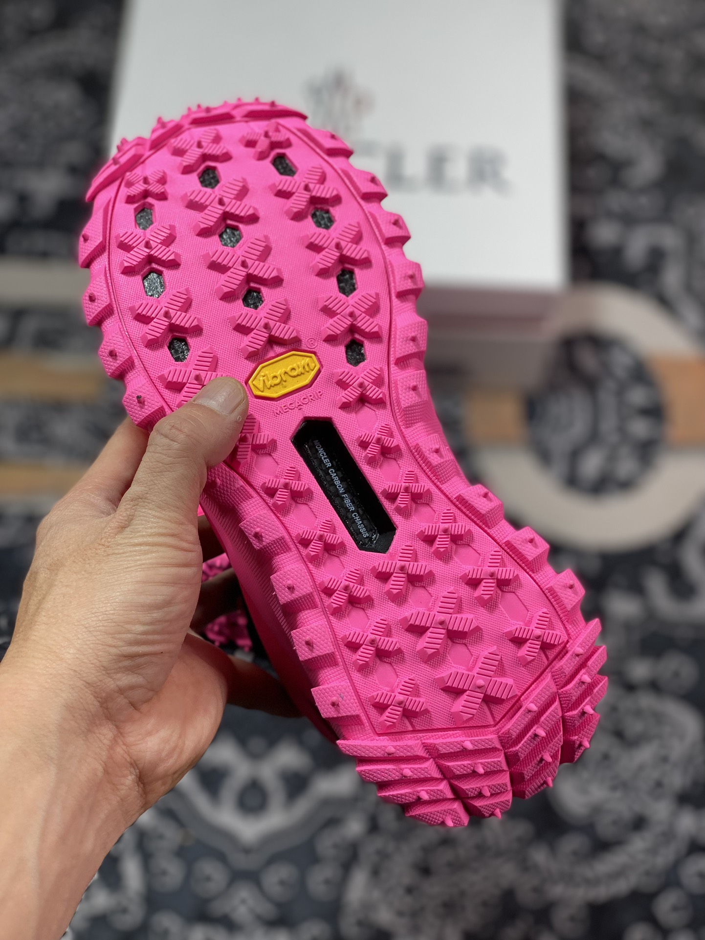 560 Moncler Trailgrip Gore-Tex 越野旅行系列低帮运动鞋“荧光骚粉黑”4M00010M2670FUCSIA