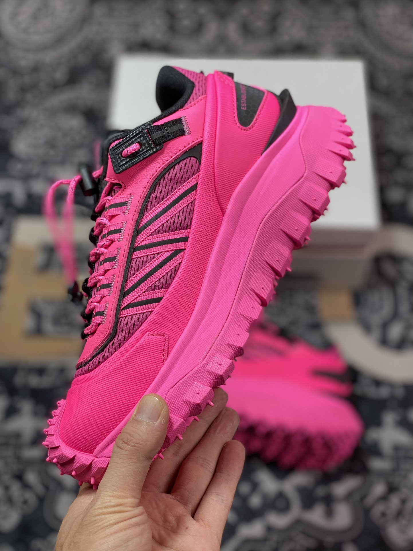 560 Moncler Trailgrip Gore-Tex 越野旅行系列低帮运动鞋“荧光骚粉黑”4M00010M2670FUCSIA