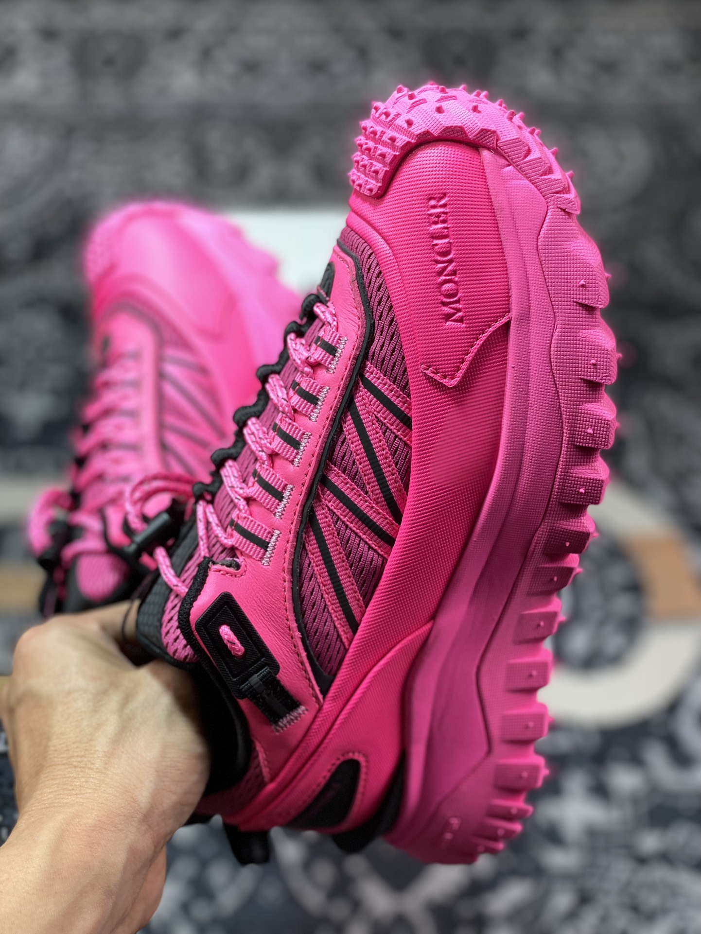 560 Moncler Trailgrip Gore-Tex 越野旅行系列低帮运动鞋“荧光骚粉黑”4M00010M2670FUCSIA