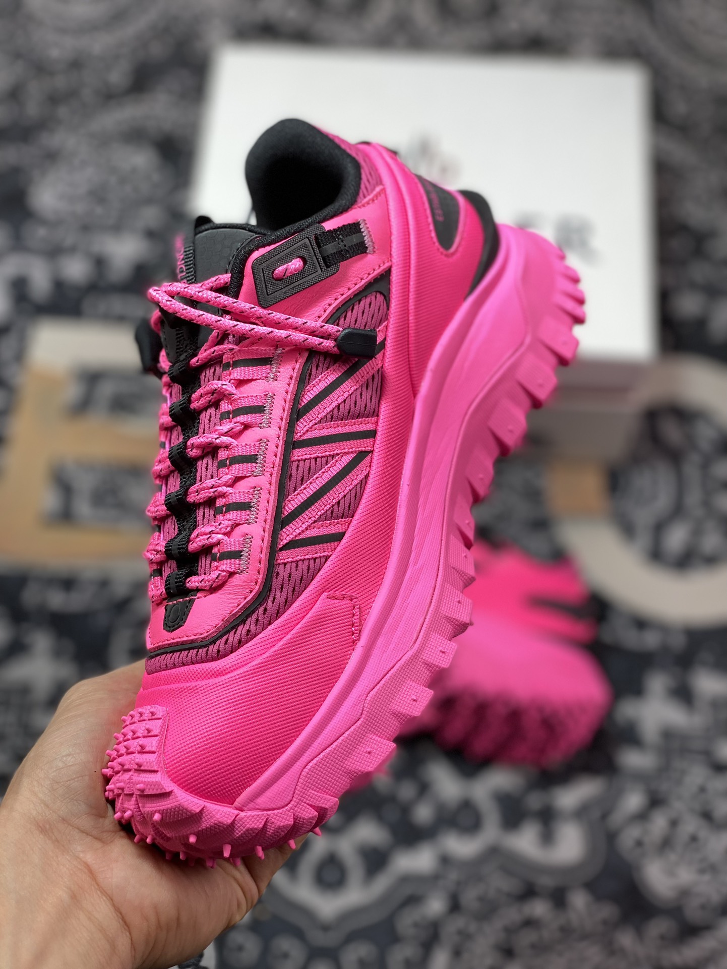 560 Moncler Trailgrip Gore-Tex 越野旅行系列低帮运动鞋“荧光骚粉黑”4M00010M2670FUCSIA