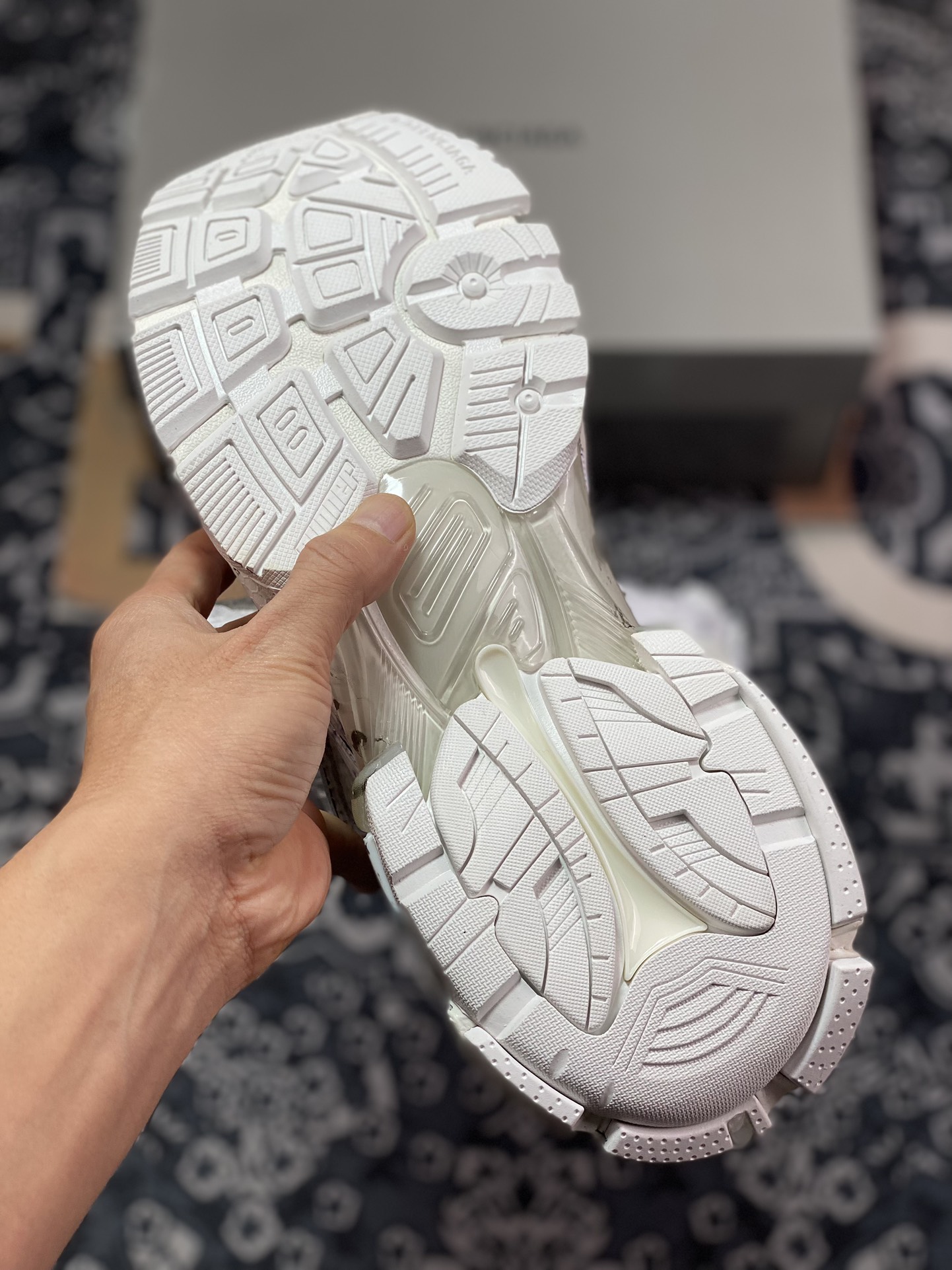 520 巴黎世家BALENCIAGA Runner Sneaker"WhiteGreyMarble"2.0慢跑系列低帮慢跑鞋 772774 W3RNY 2301