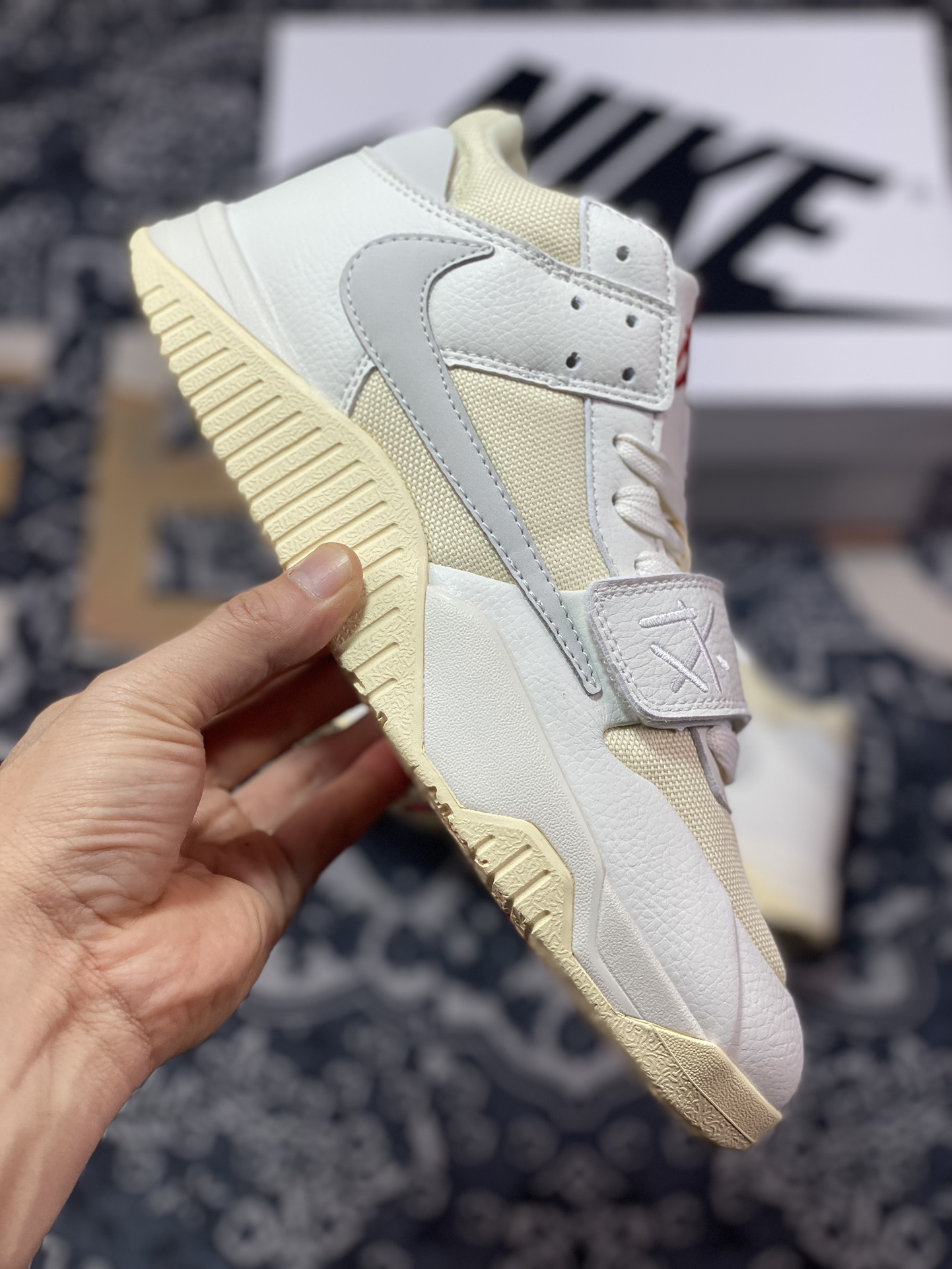 220 Travis Scott X Nike Jordan Cut The Check"Beige"篮球鞋“TS联名奶白灰倒钩”FZ8117-401