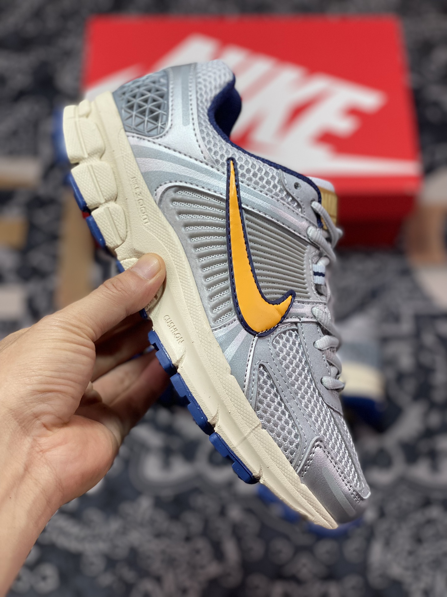 220 Nike  Air Zoom Vomero 5 灰橙 登月5代回弹缓震跑步鞋 FJ4151-001