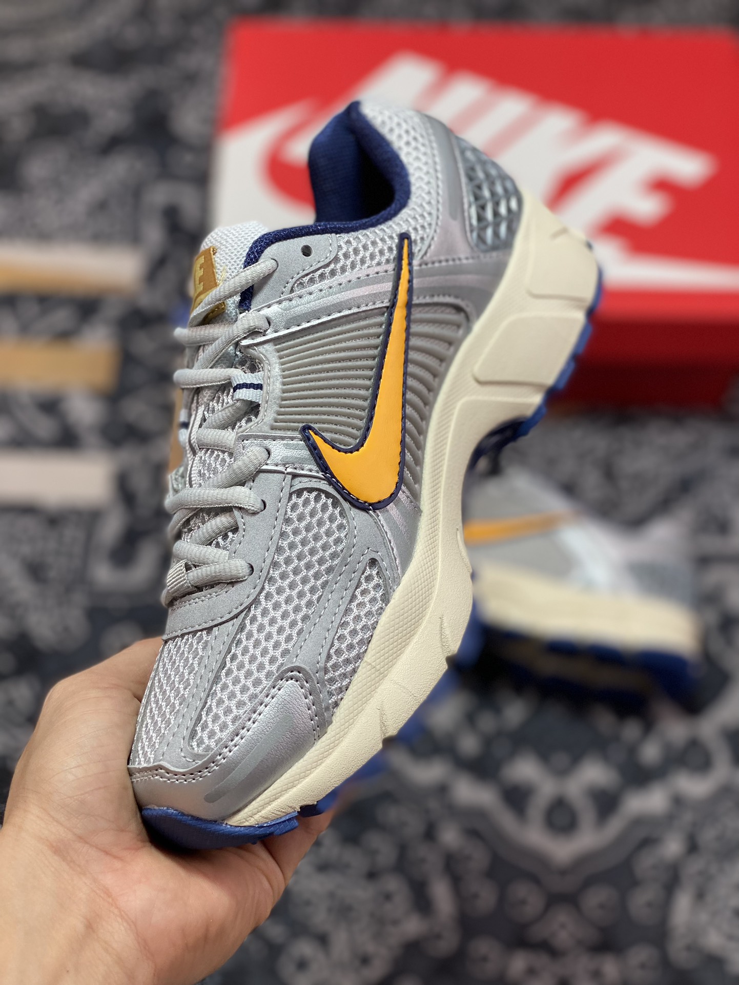 220 Nike  Air Zoom Vomero 5 灰橙 登月5代回弹缓震跑步鞋 FJ4151-001