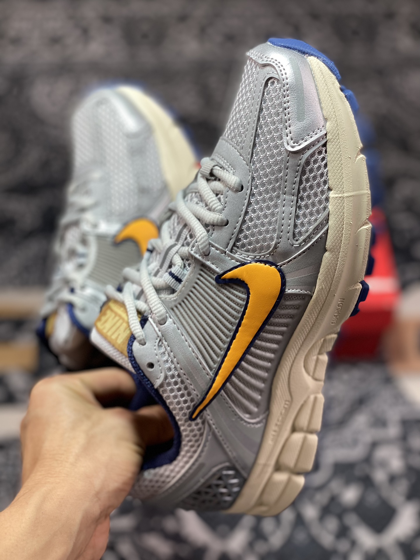 220 Nike  Air Zoom Vomero 5 灰橙 登月5代回弹缓震跑步鞋 FJ4151-001