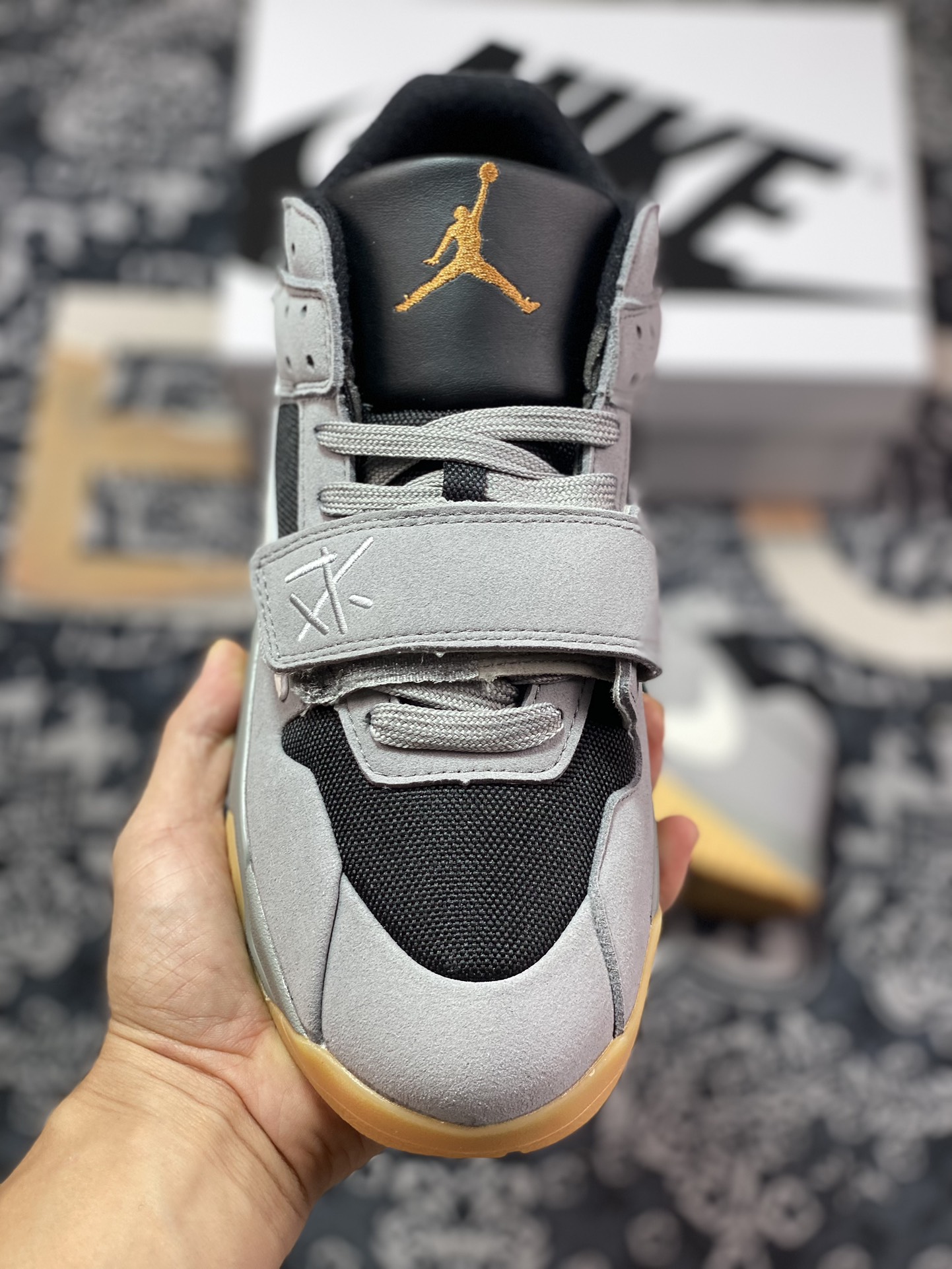 200 Nike Jordan Cut The Check x Travis Scott 中帮复古百搭休闲运动倒钩篮球鞋 FZ8117-104