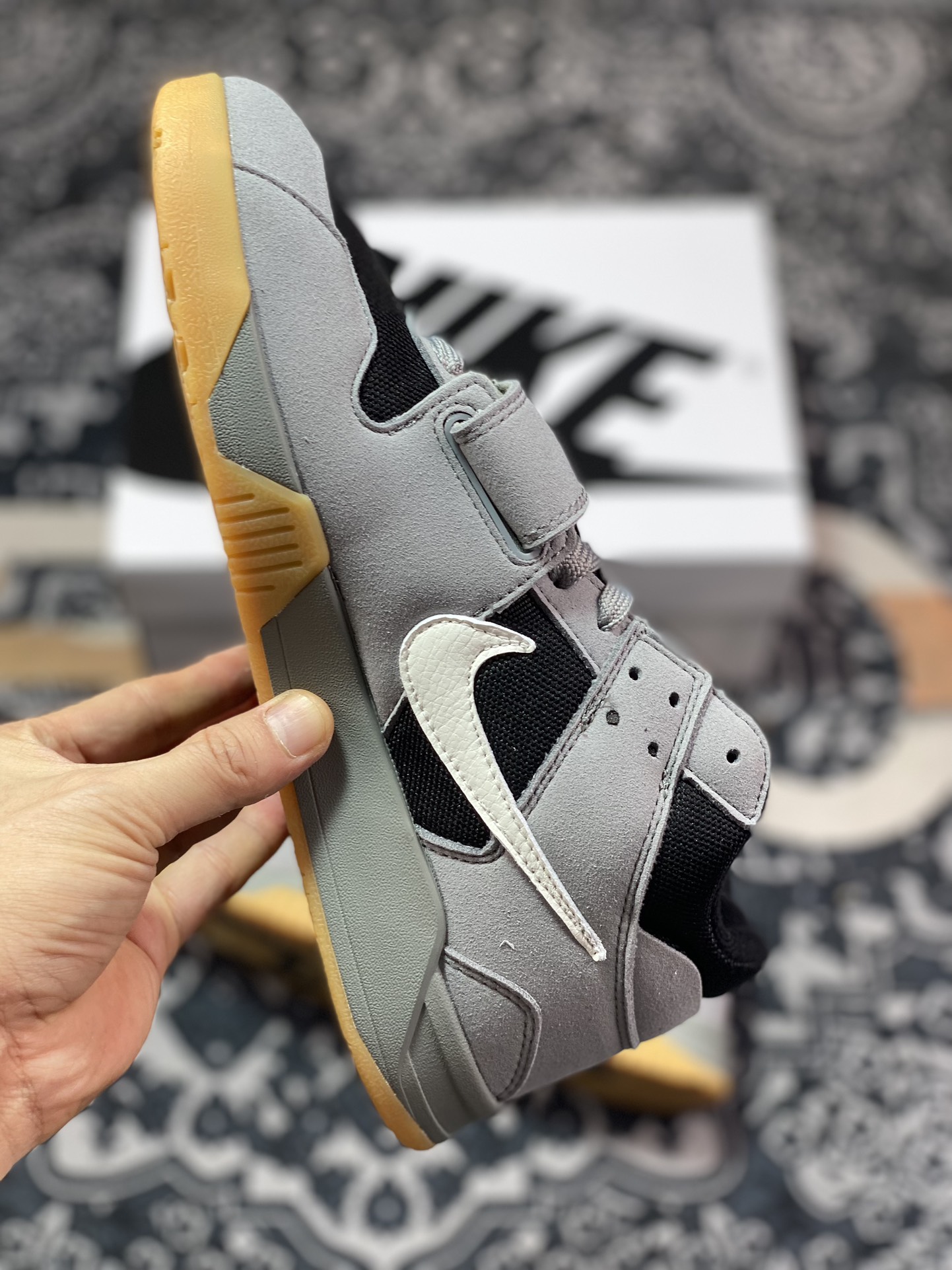 200 Nike Jordan Cut The Check x Travis Scott 中帮复古百搭休闲运动倒钩篮球鞋 FZ8117-104