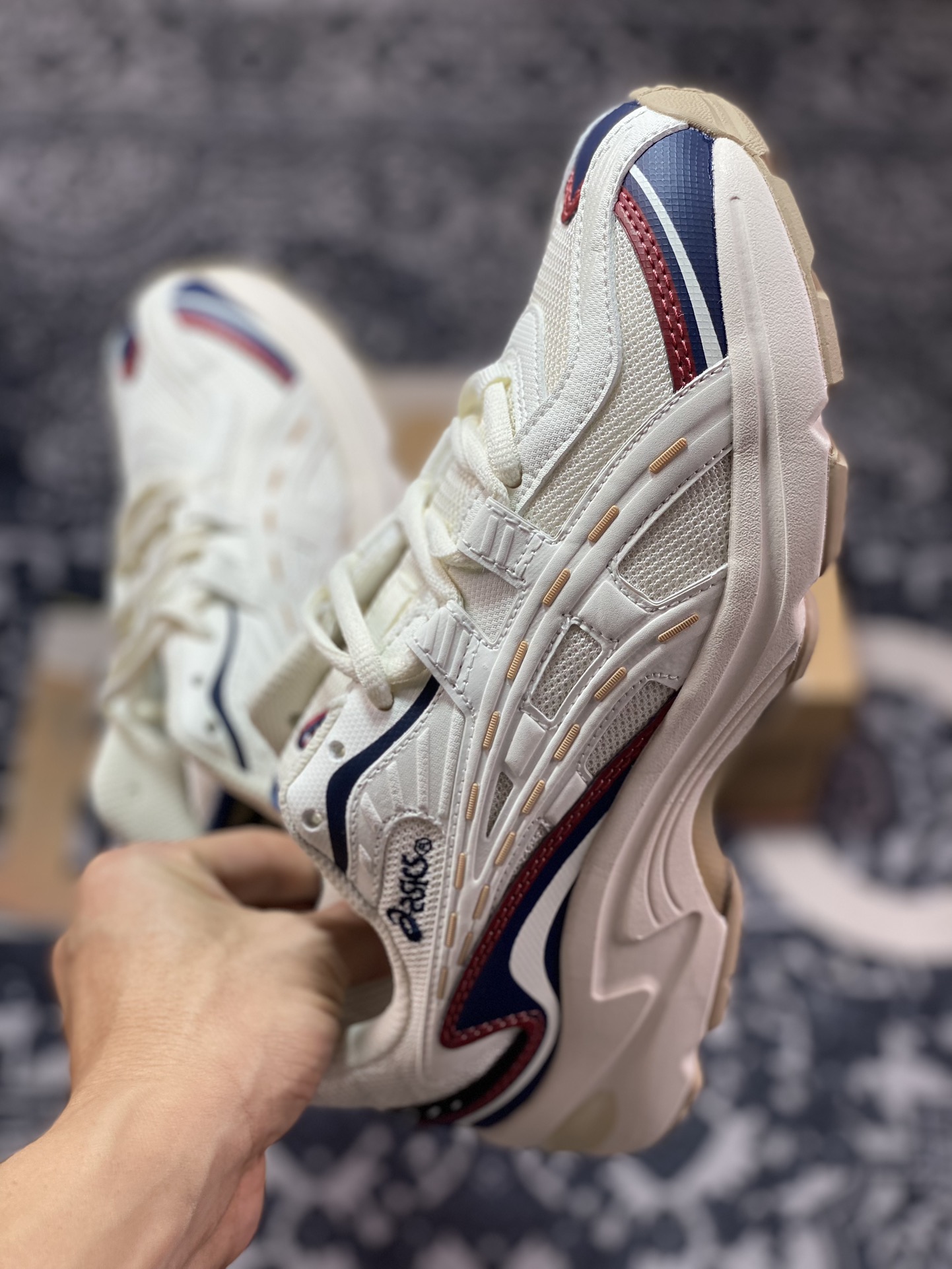 200 亚瑟士/Asics Gel-Preleus 虎牙系列低帮复古慢跑鞋“米白深蓝酒红”1201A838-102