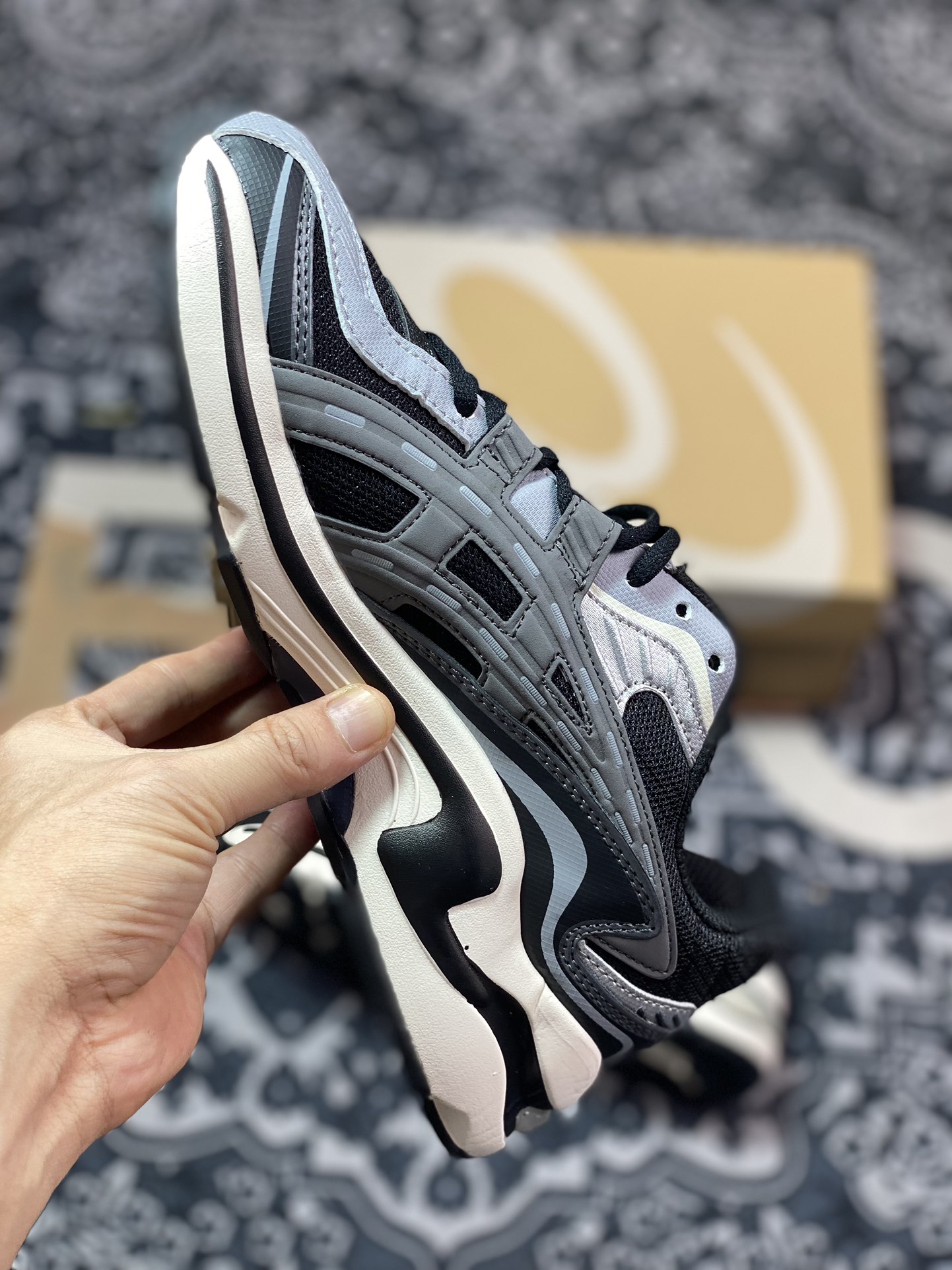 200 亚瑟士/Asics Gel-Preleus 虎牙系列低帮慢跑鞋“黑深灰银”1201A789-100