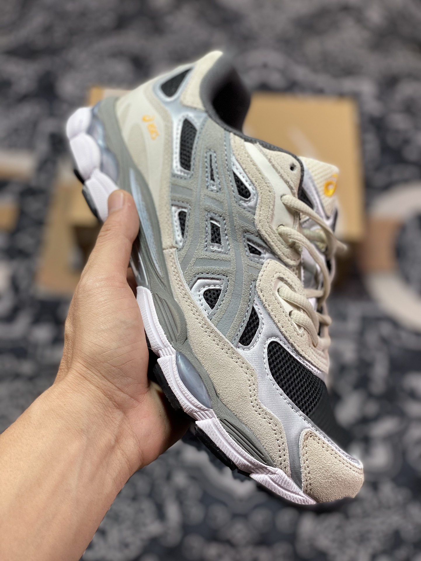 200 Asics Gel-NYC 系列低帮复古休闲运动慢跑鞋“米白黑银灰”1201A789-001