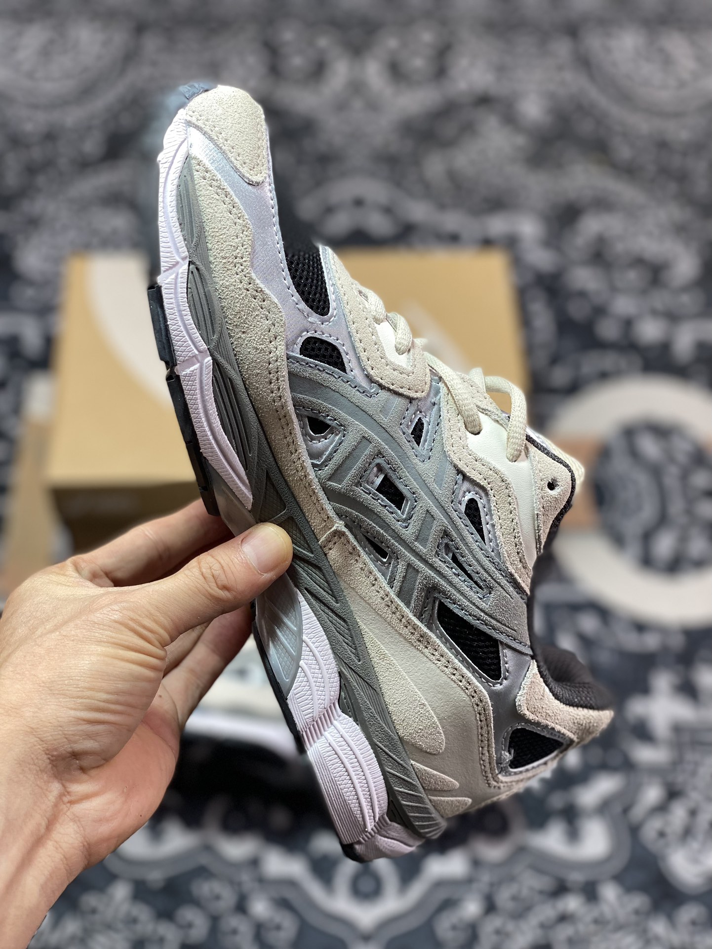 200 Asics Gel-NYC 系列低帮复古休闲运动慢跑鞋“米白黑银灰”1201A789-001