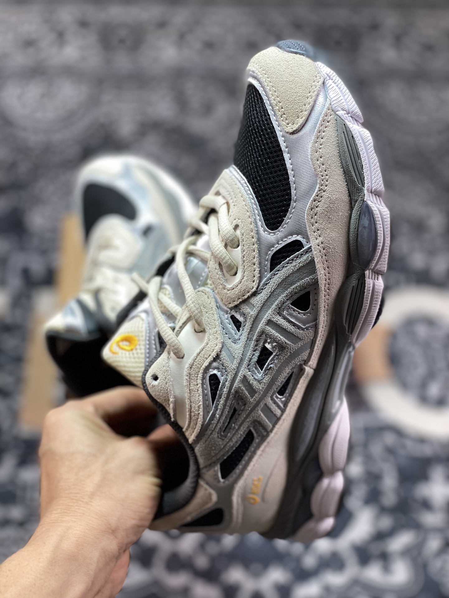 200 Asics Gel-NYC 系列低帮复古休闲运动慢跑鞋“米白黑银灰”1201A789-001